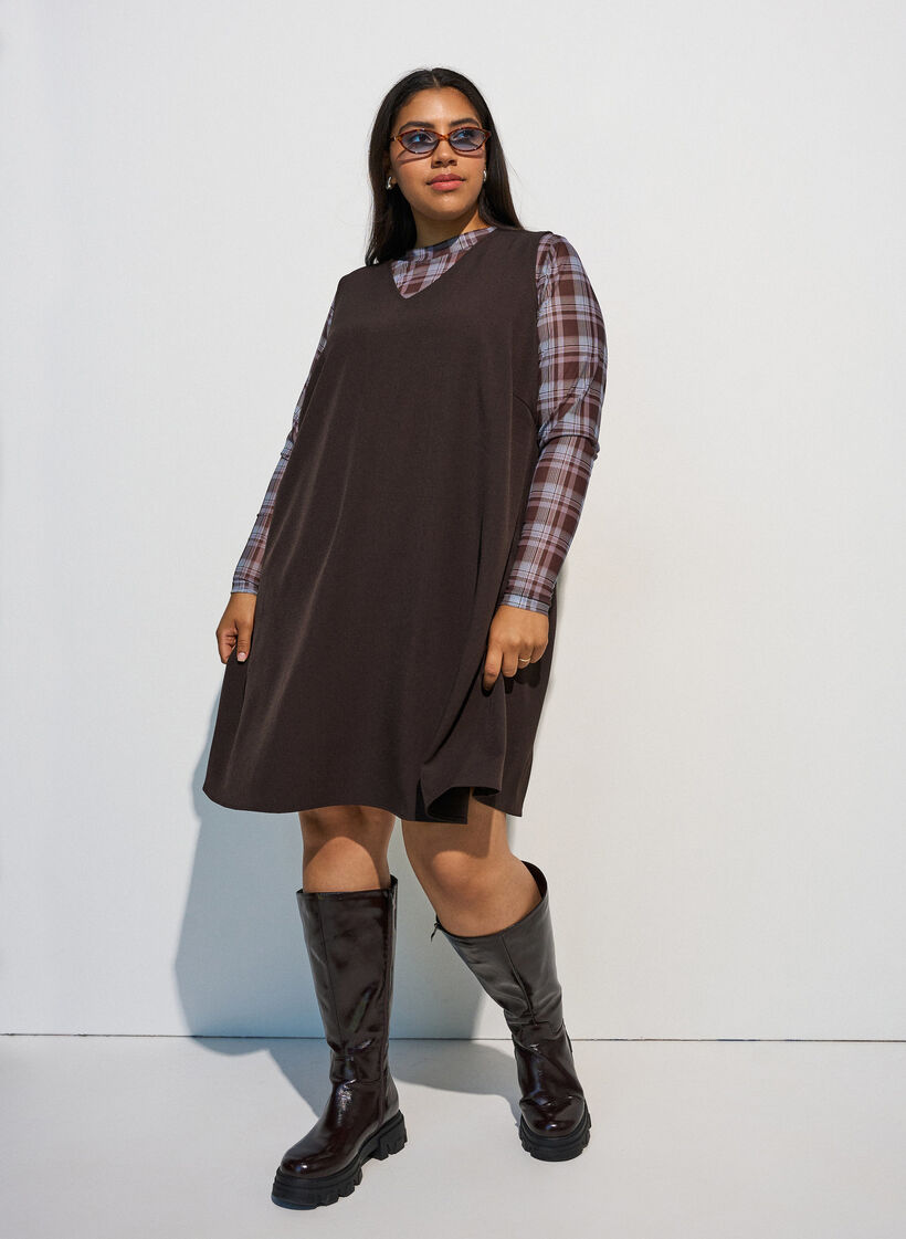 Robe coupe &eacute;vas&eacute;e sans manches &agrave; fines rayures, Marron, Model image number 1