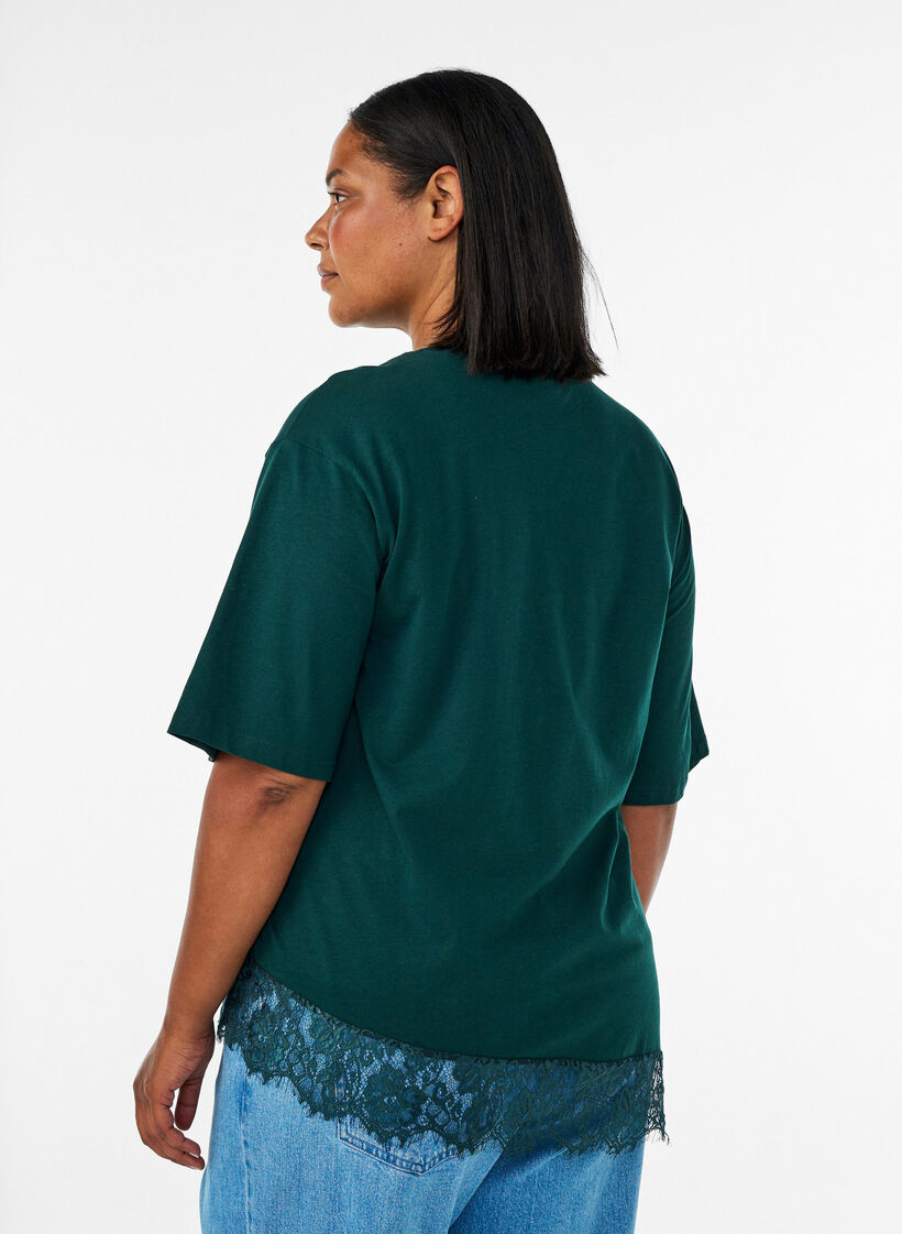 T-shirt avec ourlet asym&eacute;trique en dentelle, Vert fonc&eacute;, Model image number 2