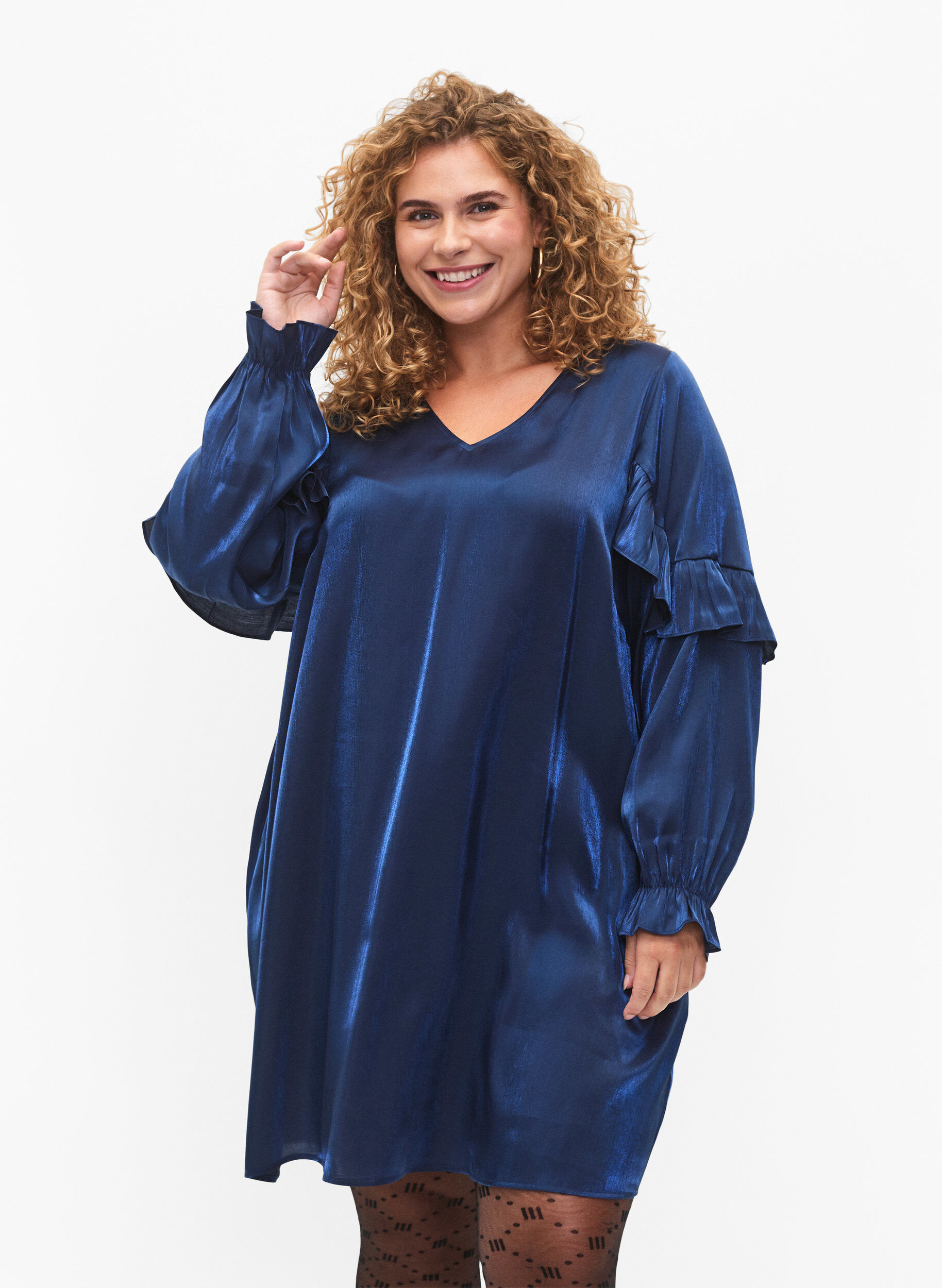 Zizzi Robe en viscose avec d&eacute;collet&eacute; en V et volants, Titan, Model image number 0