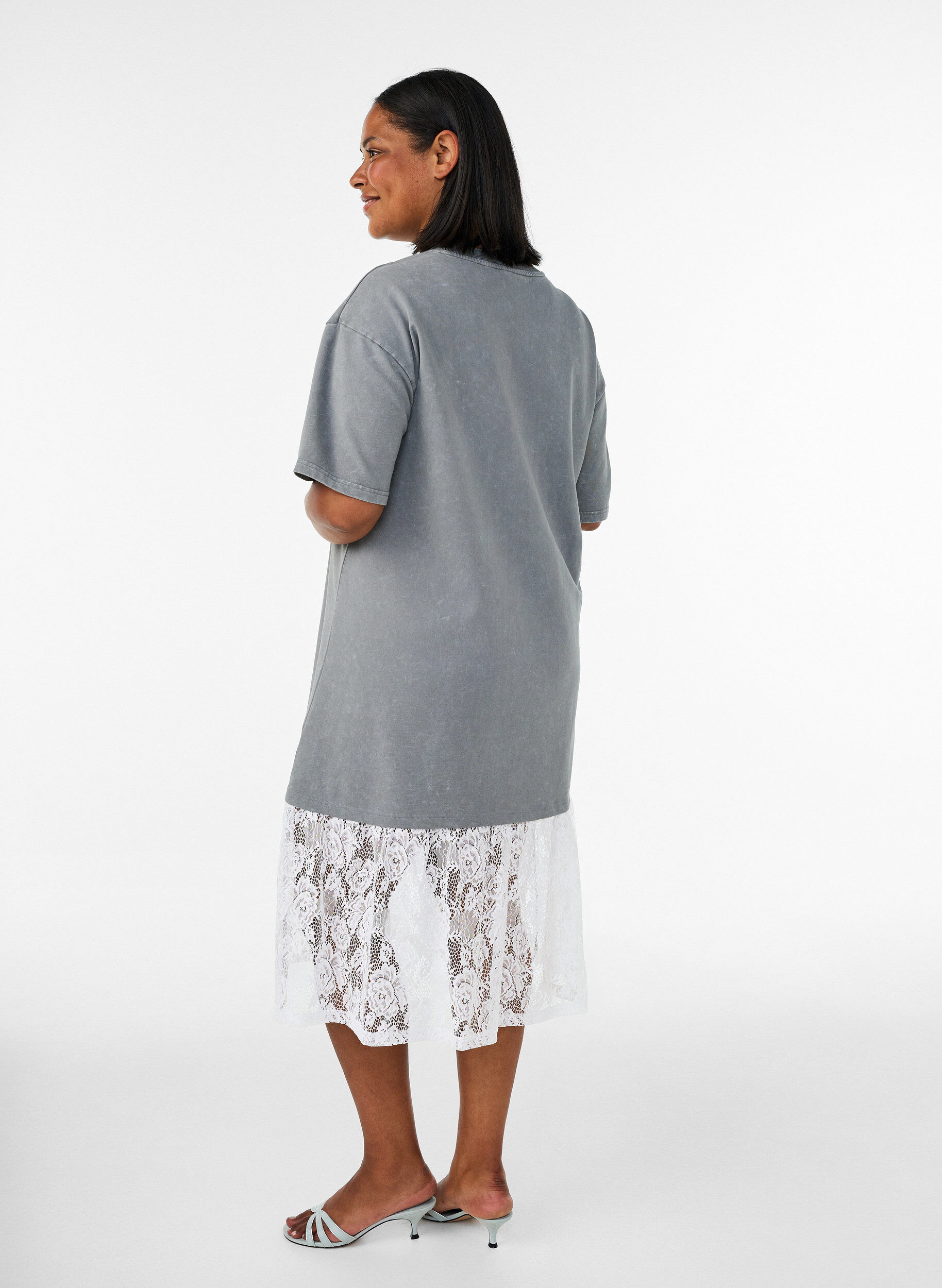 ZizziRobe T-shirt ample avec bordure en dentelle, Gris, Model image number 1