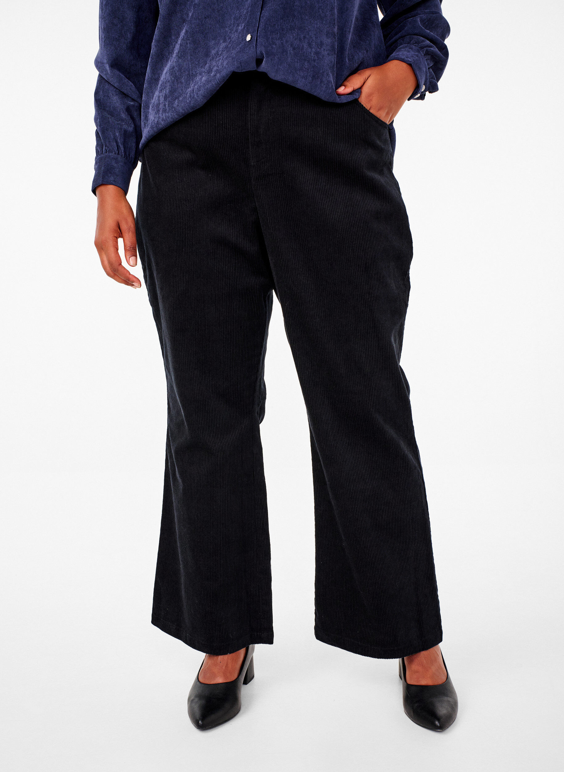 Zizzi Pantalon en velours &agrave; taille haute et coup&eacute; ras du genou, Noir, Model image number 2
