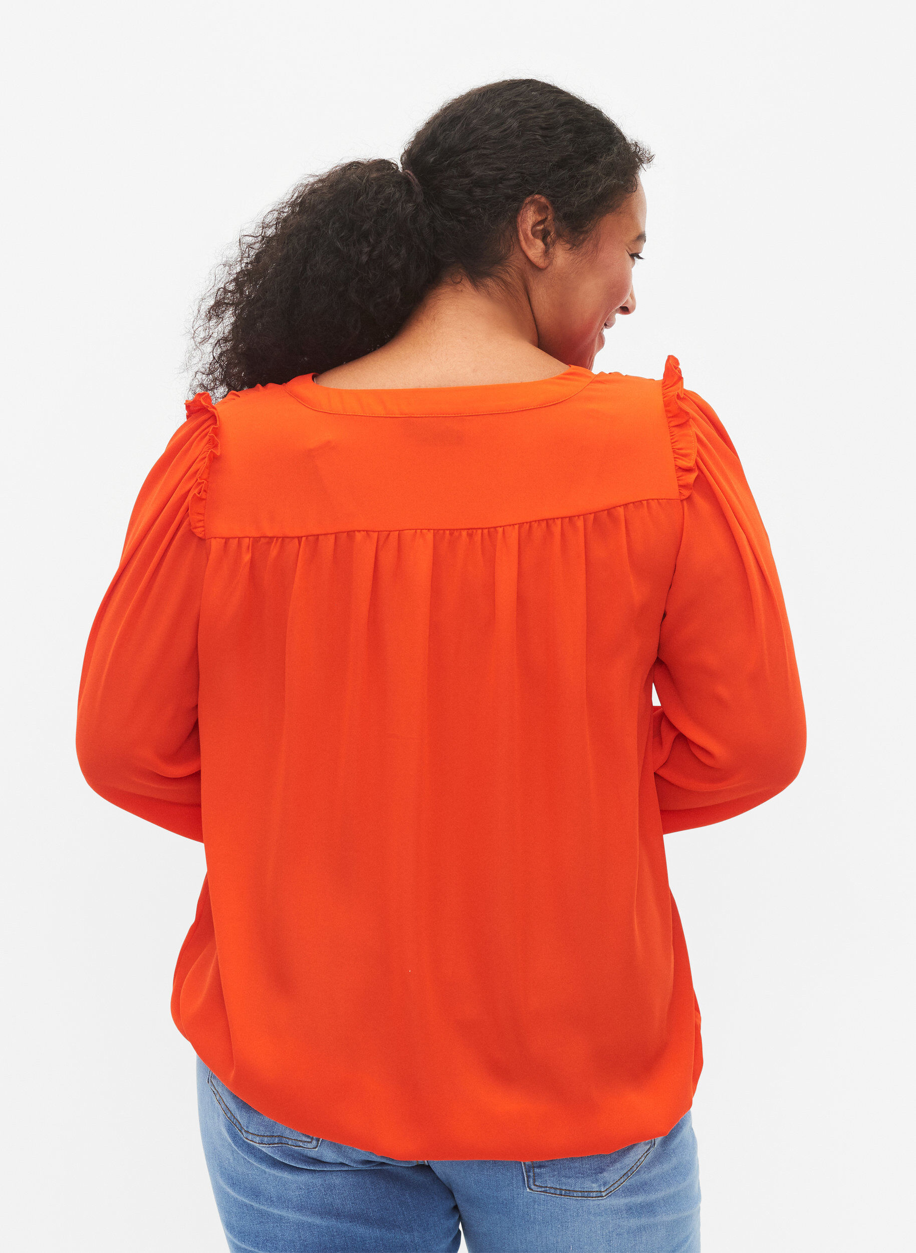 Zizzi Blouse &agrave; manches longues avec des d&eacute;tails fronc&eacute;s., Orange.com, Model image number 1
