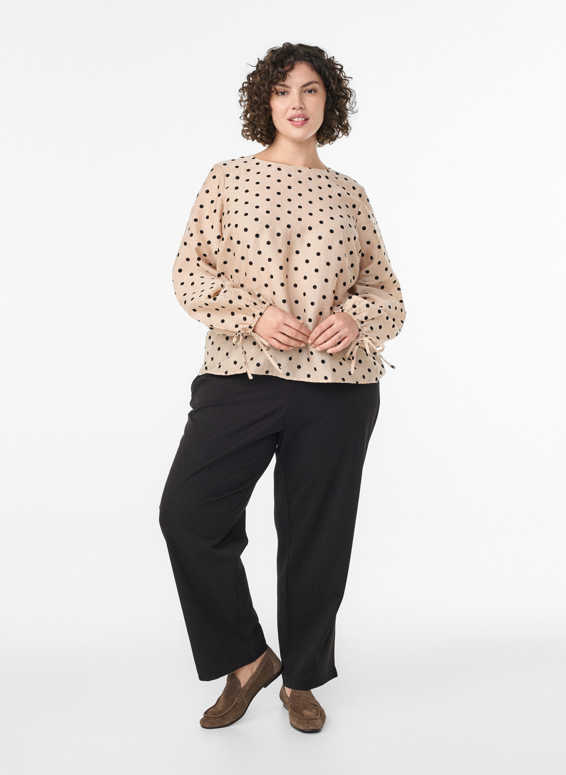 Zizzi Blouse &agrave; pois et d&eacute;tails &agrave; nouer, Beige, Model image number 1
