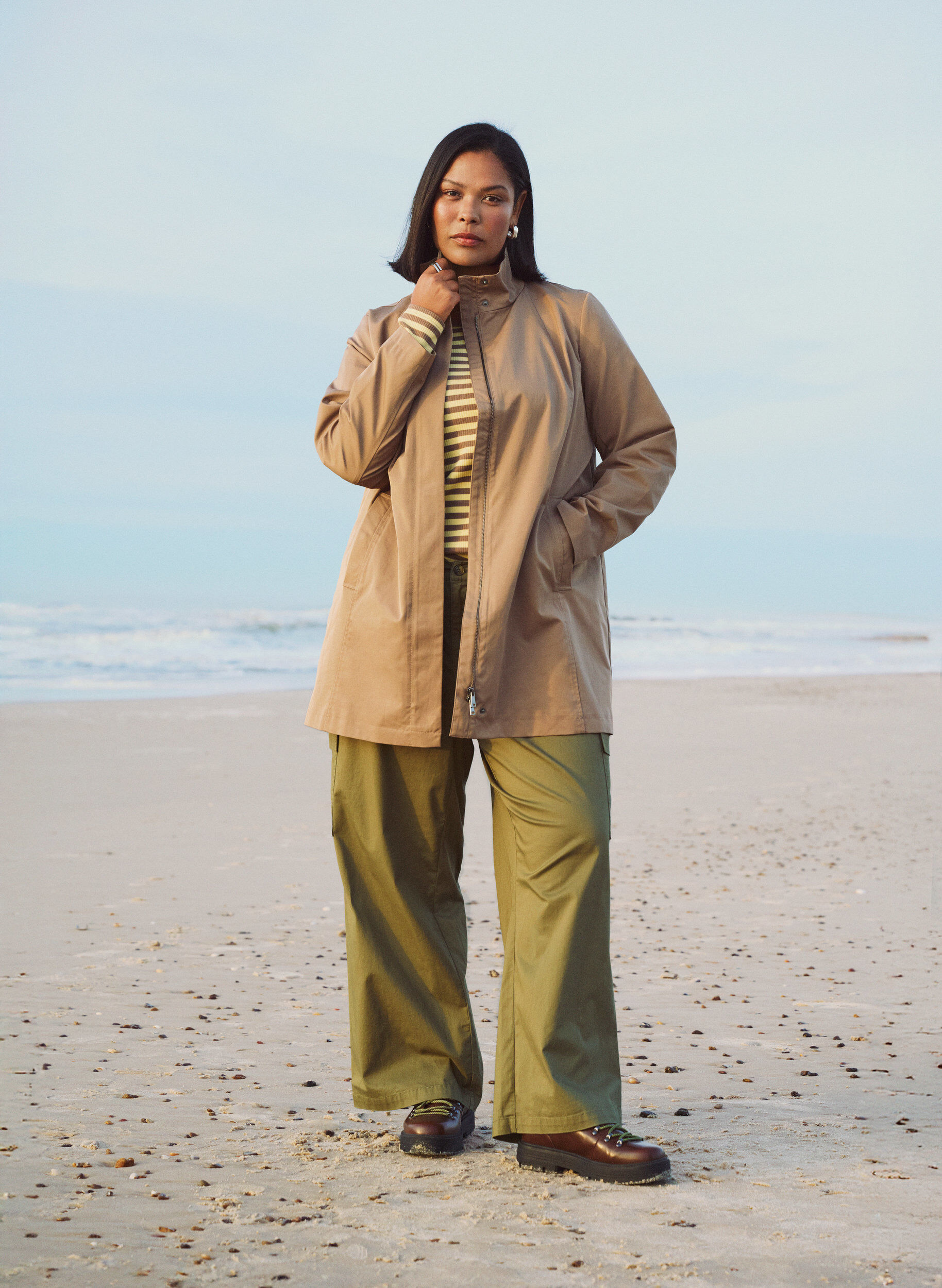 Zizzi Veste de mi-saison avec poches et col montant, Marron, Image image number 0