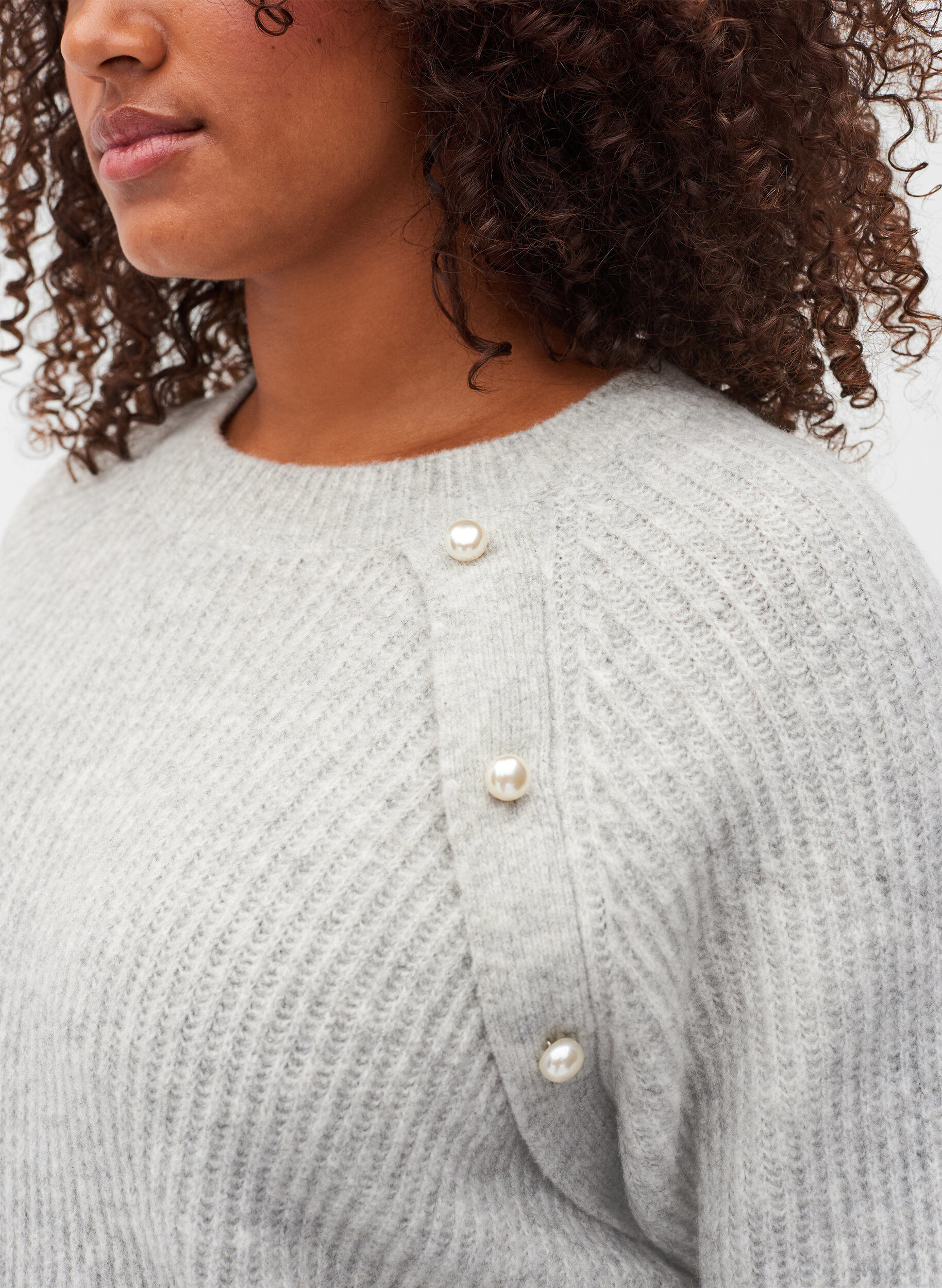 Zizzi Pull en maille m&eacute;lang&eacute;e avec boutons en perle, Light Grey Melange, Model image number 2