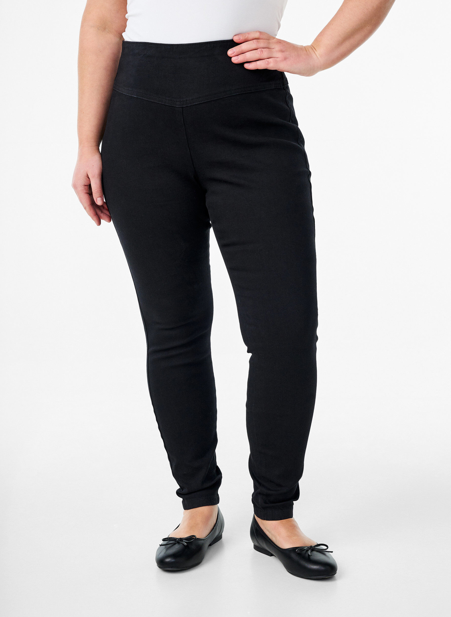 Zizzi Jeggings extensibles avec une taille haute, Noir, Model image number 2
