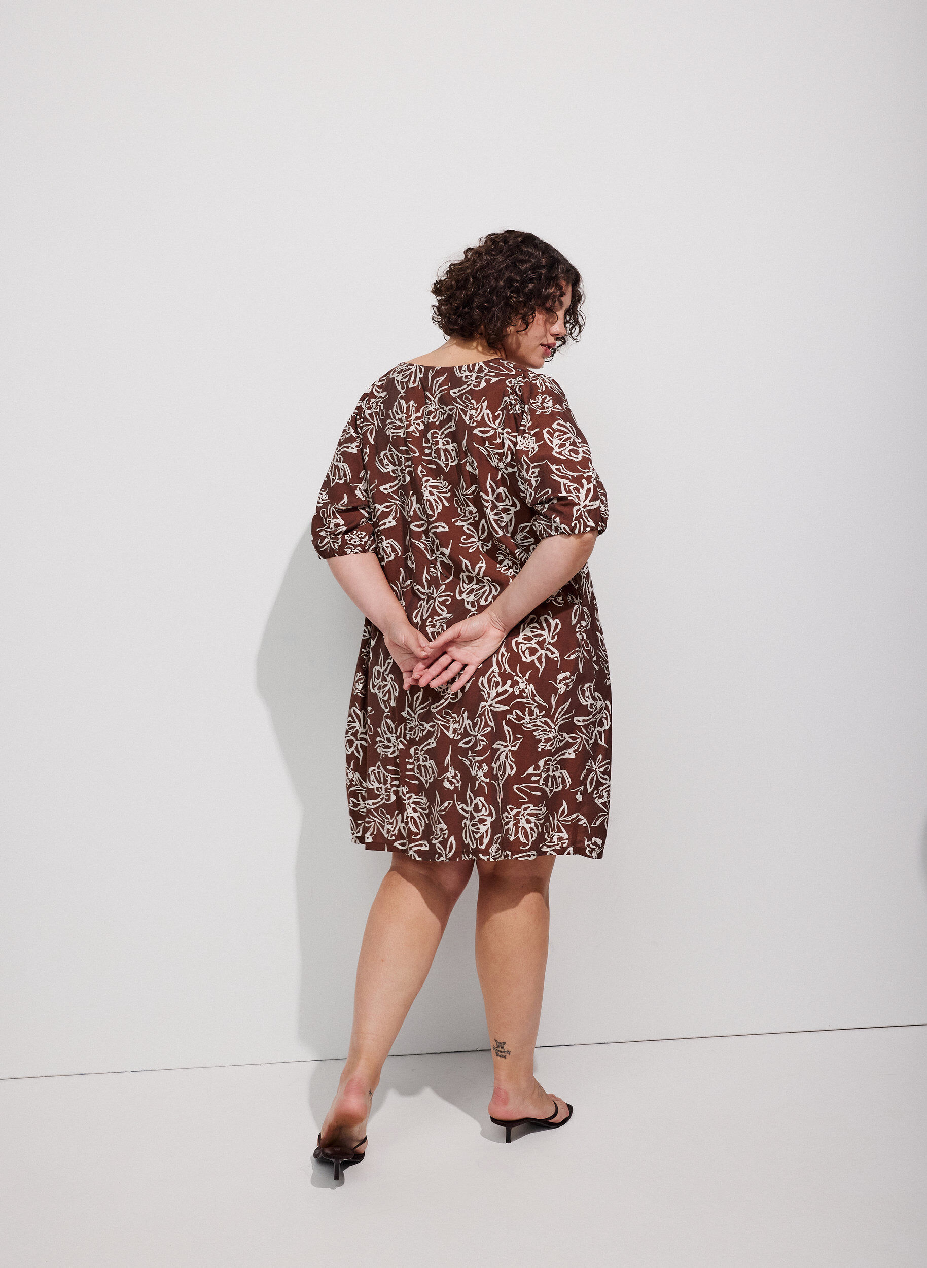 Robe courte coupe &eacute;vas&eacute;e avec col en V