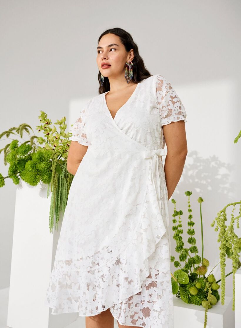 Robe portefeuille blanche avec fleurs, , Model