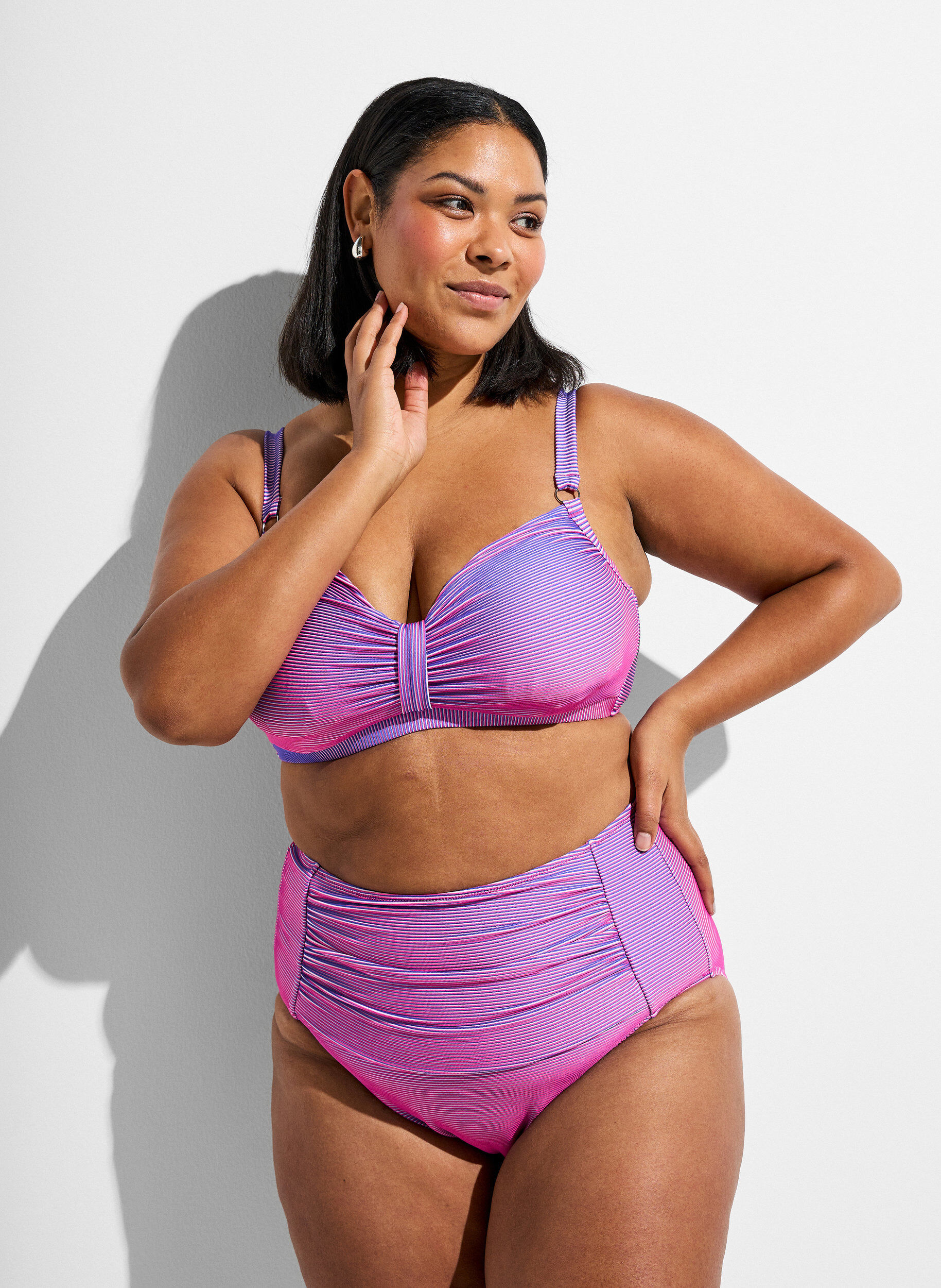 Zizzi Culotte de bikini taille haute &agrave; texture ray&eacute;e, Rose, Model image number 0