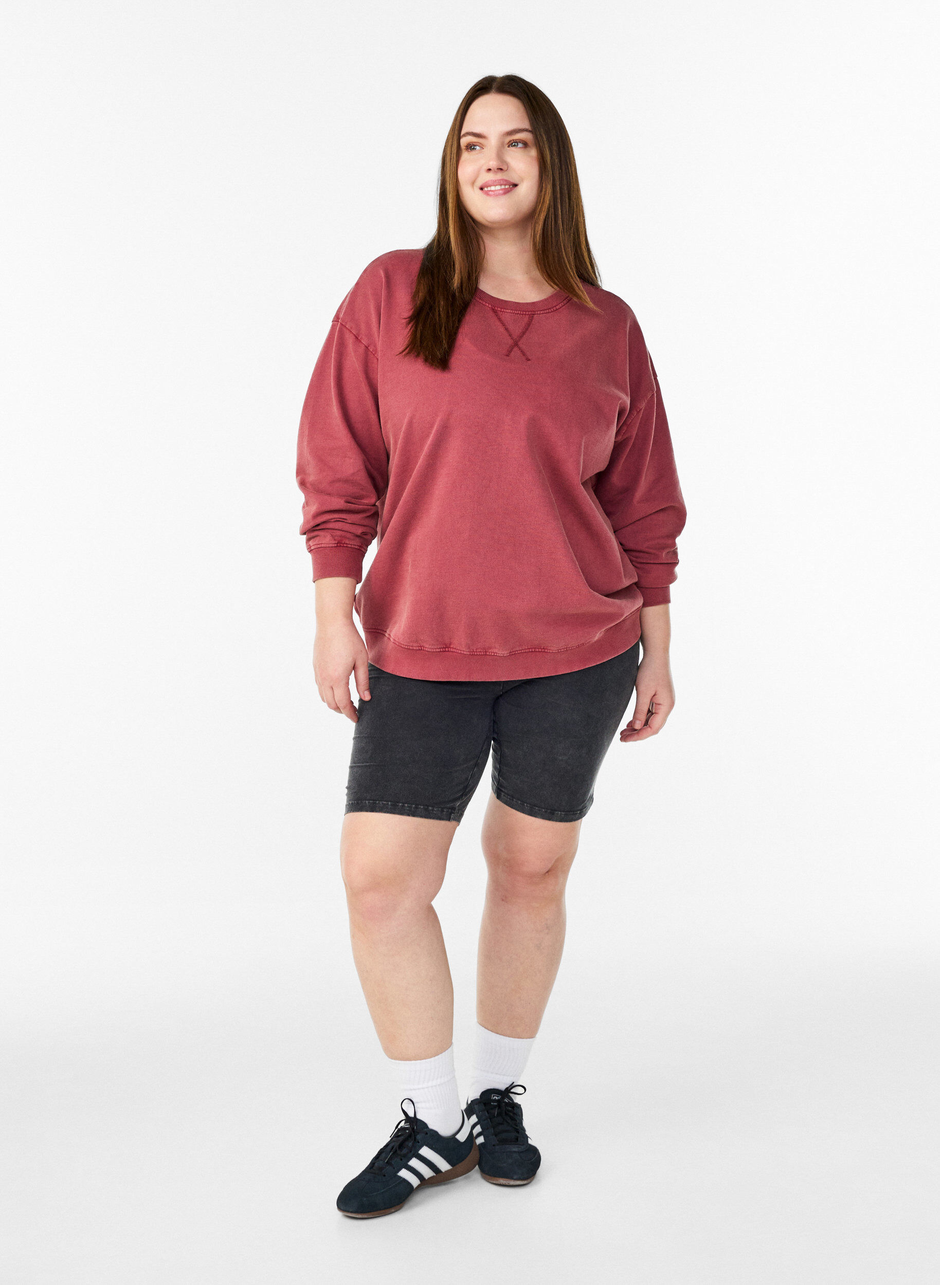 Zizzi Sweat-shirt ample &agrave; l'aspect d&eacute;lav&eacute;, Rouge, Model image number 1