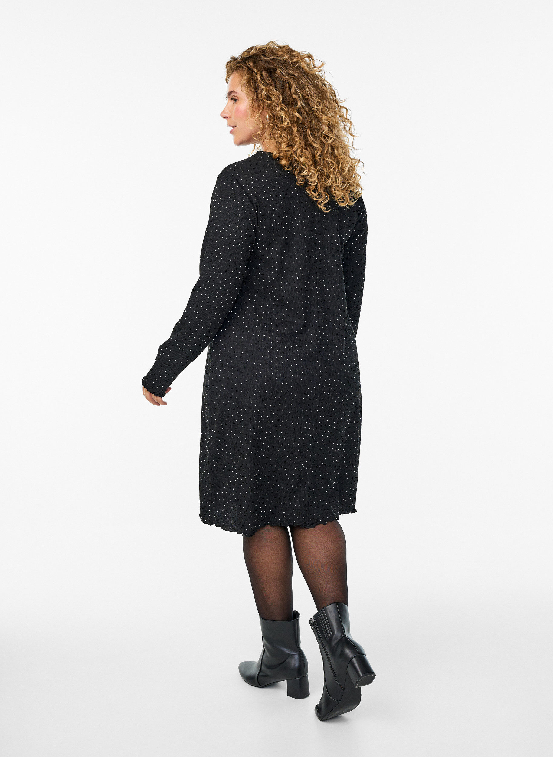 Zizzi Robe avec strass et bords festonn&eacute;s, Noir, Model image number 1