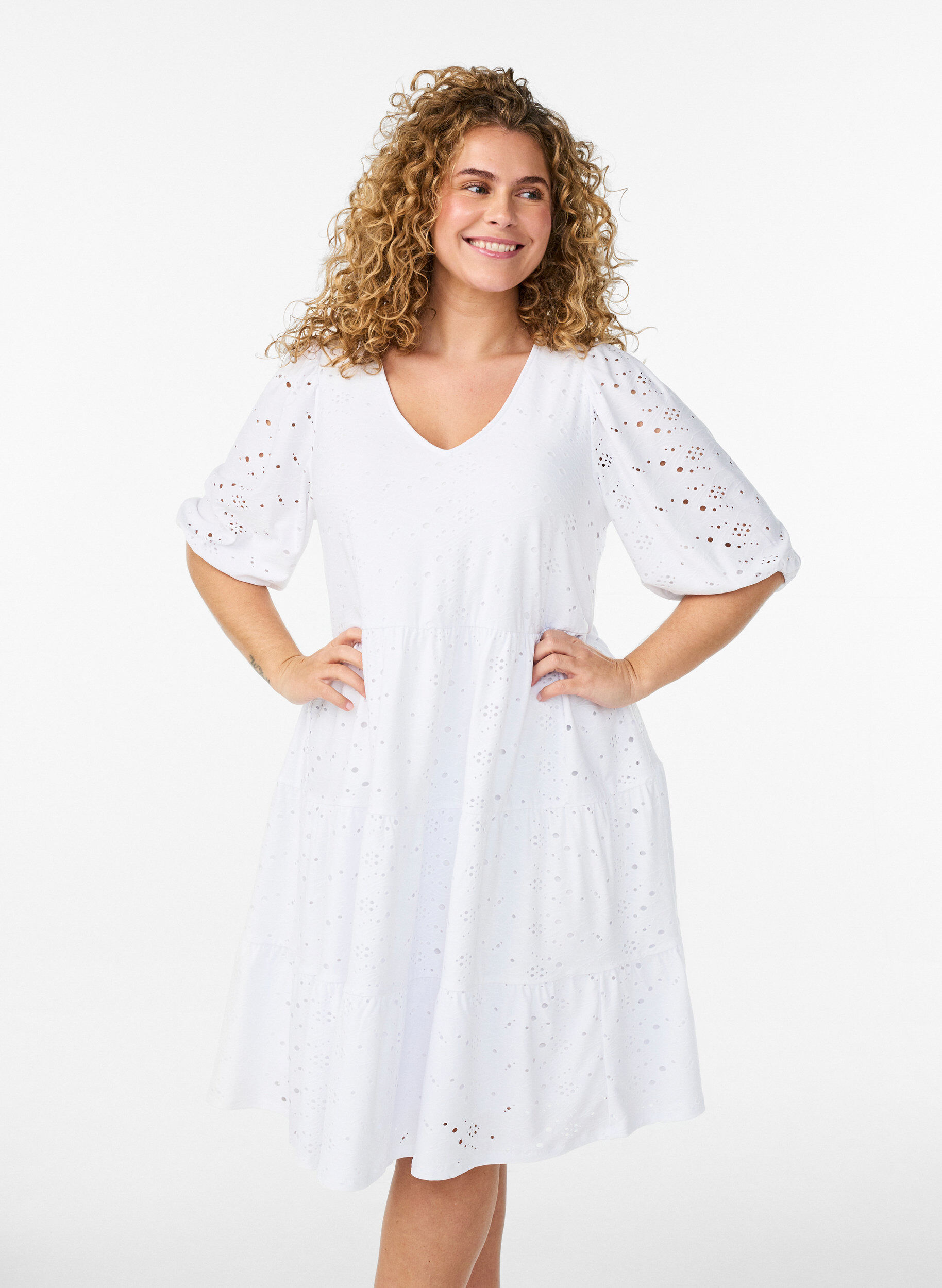Robe en broderie anglaise avec col en V et manches mi-longues, Blanc, Model