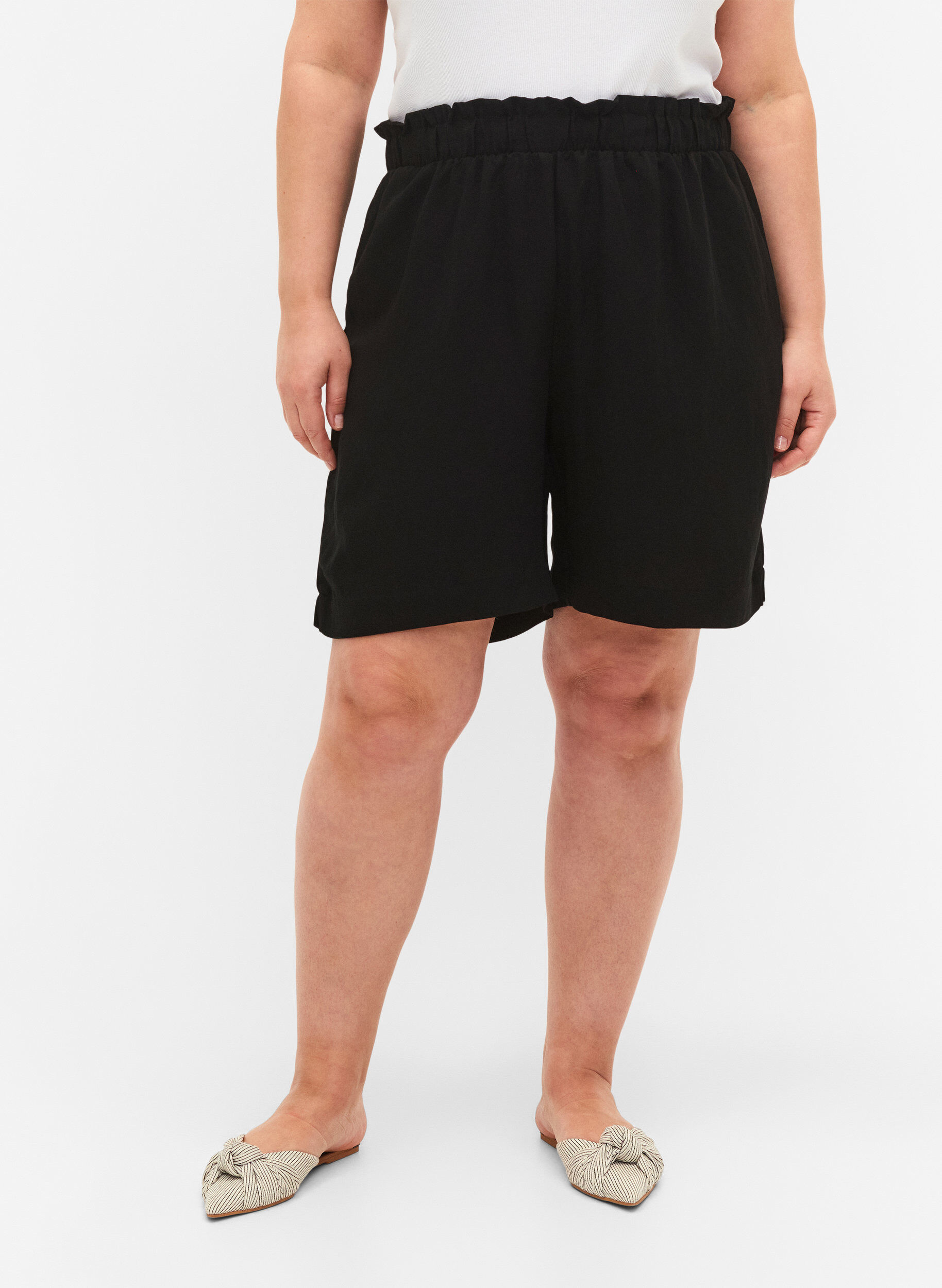 Zizzi Short ample en viscose, Black, Model image number 2