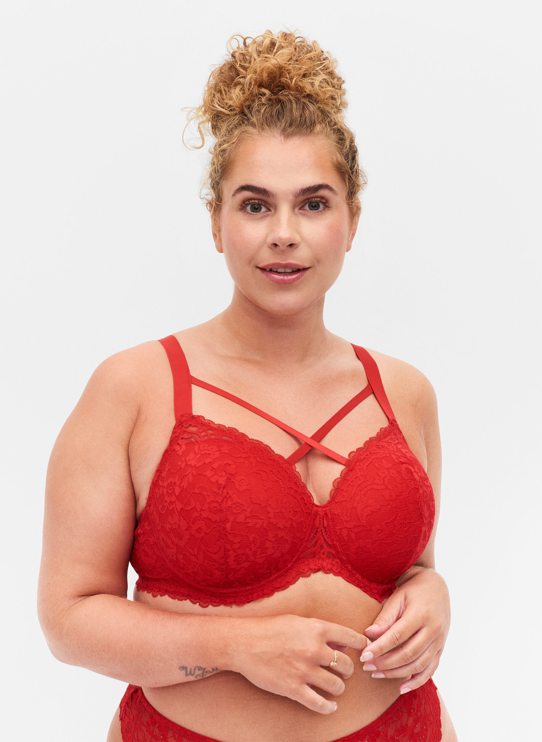 Zizzi Soutien-gorge en dentelle et string, Red Ass., Model image number 0