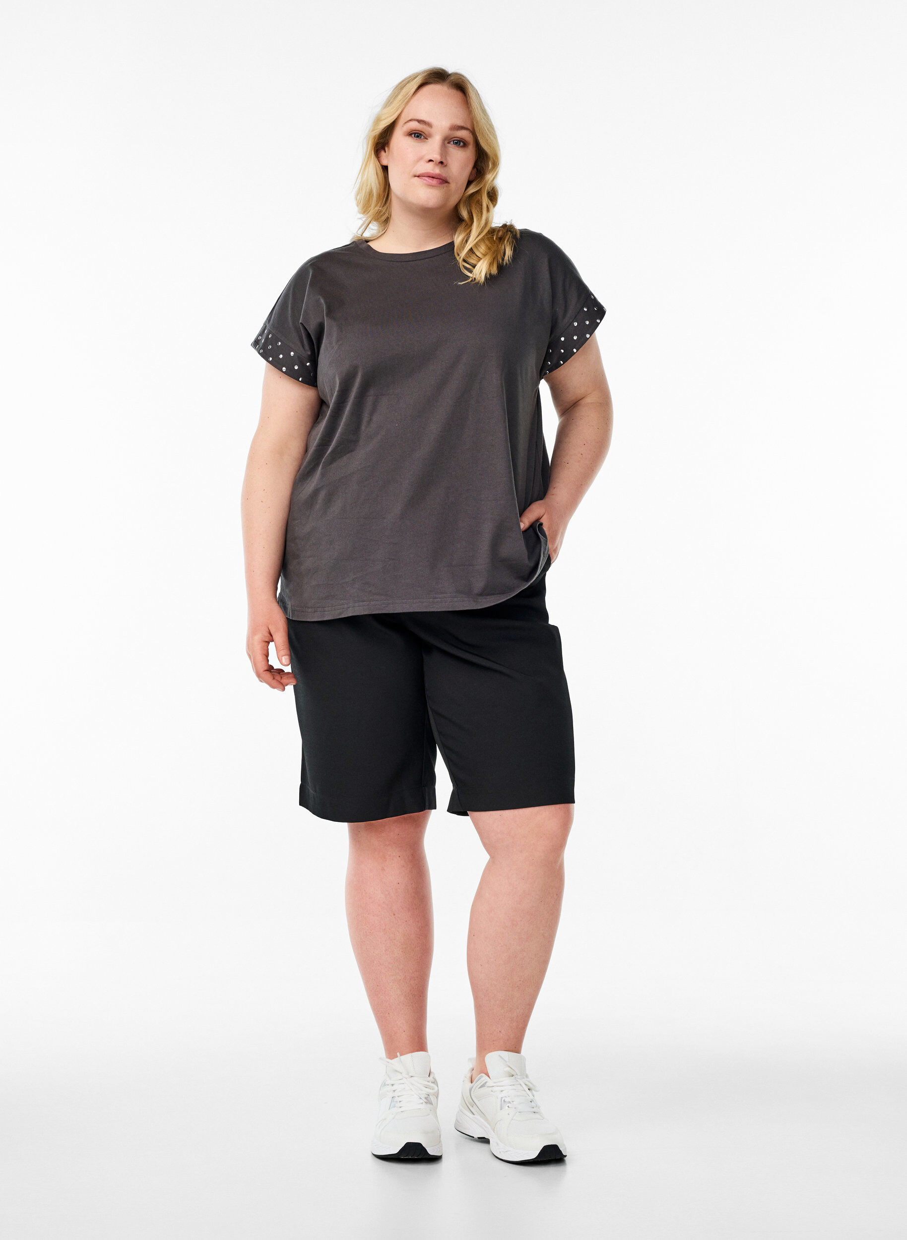 Zizzi T-shirt en coton biologique avec rivets, Gris anthracite, Model image number 1