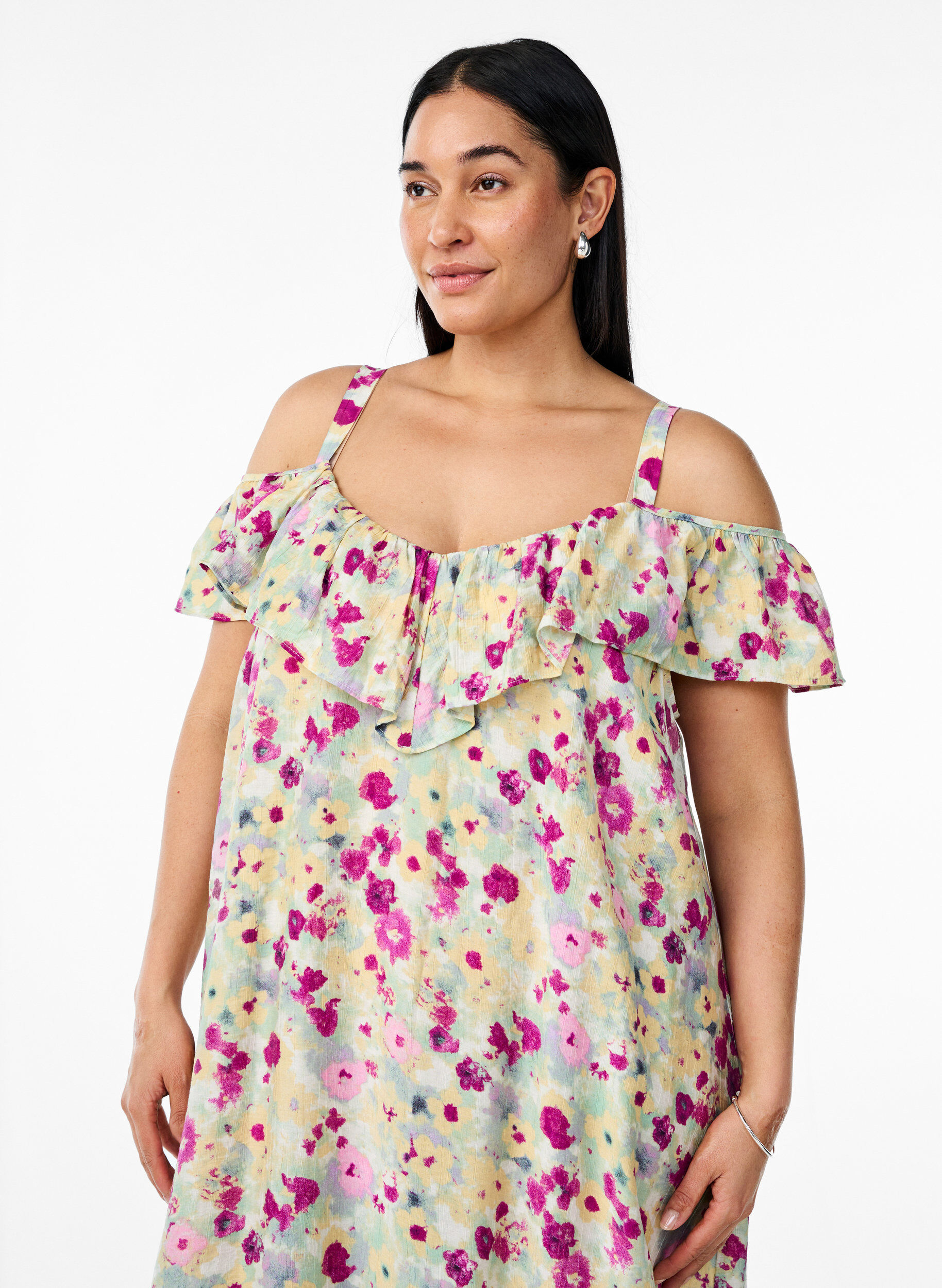 Zizzi Robe midi florale avec volants et &eacute;paules d&eacute;nud&eacute;es, Vanille, Model image number 3