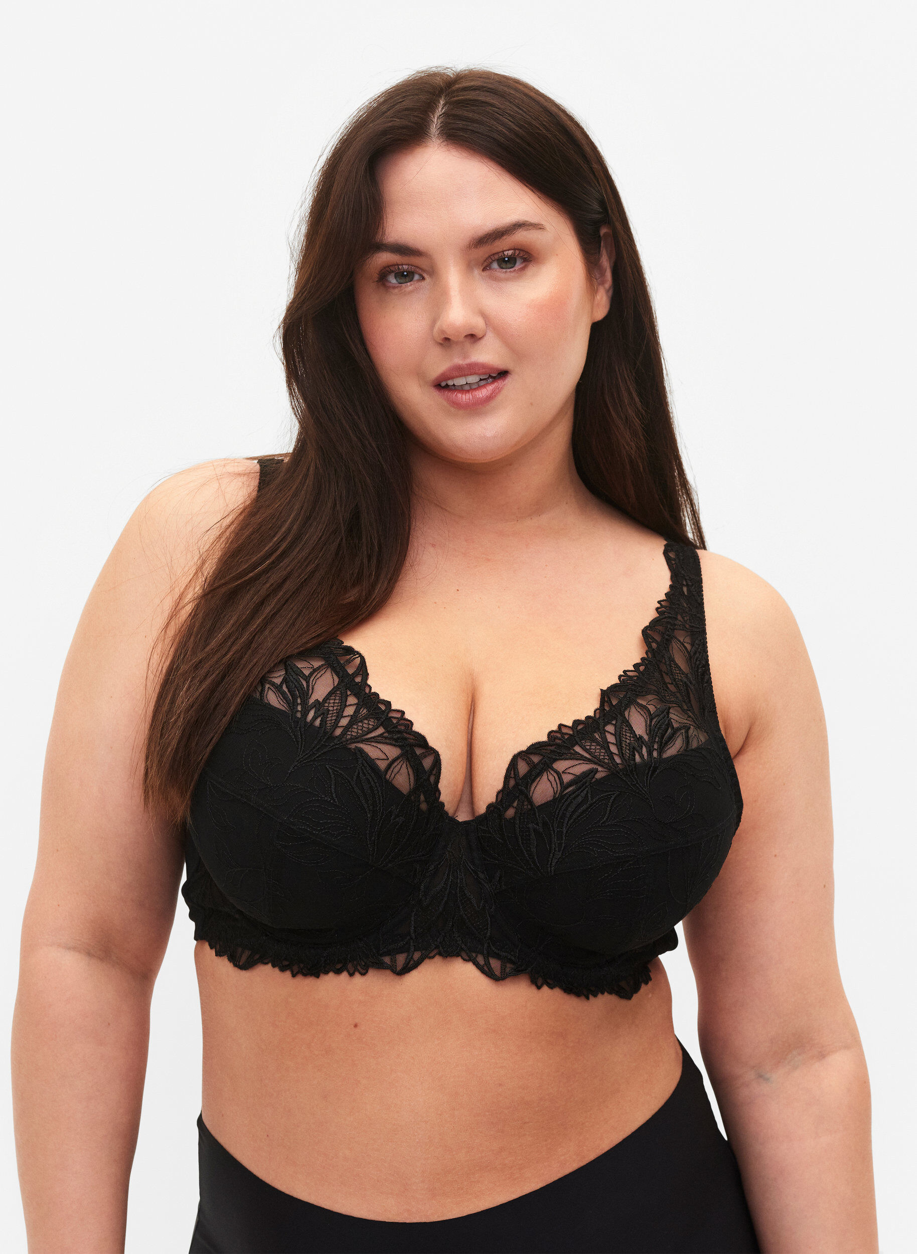Zizzi Soutien-gorge en dentelle rembourr&eacute; avec armature, Black, Model image number 0