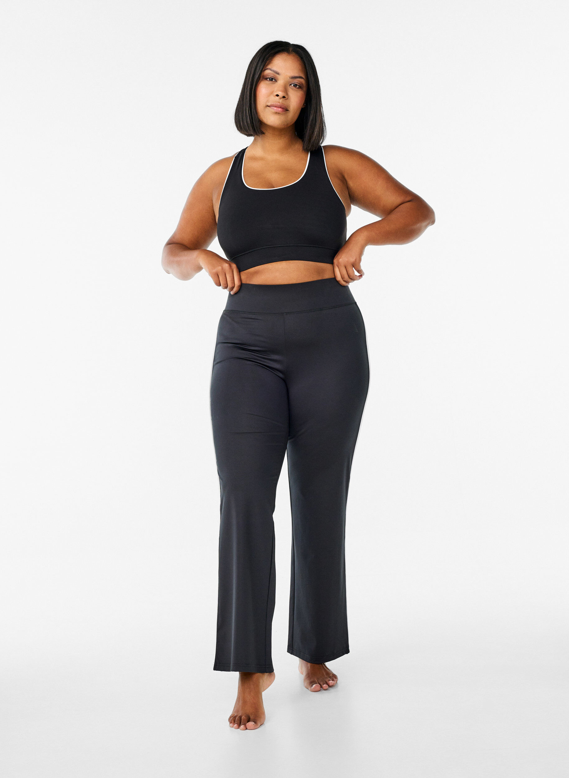 Zizzi Pantalon de sport &eacute;vas&eacute; avec liser&eacute; contrastant, Noir, Model image number 1