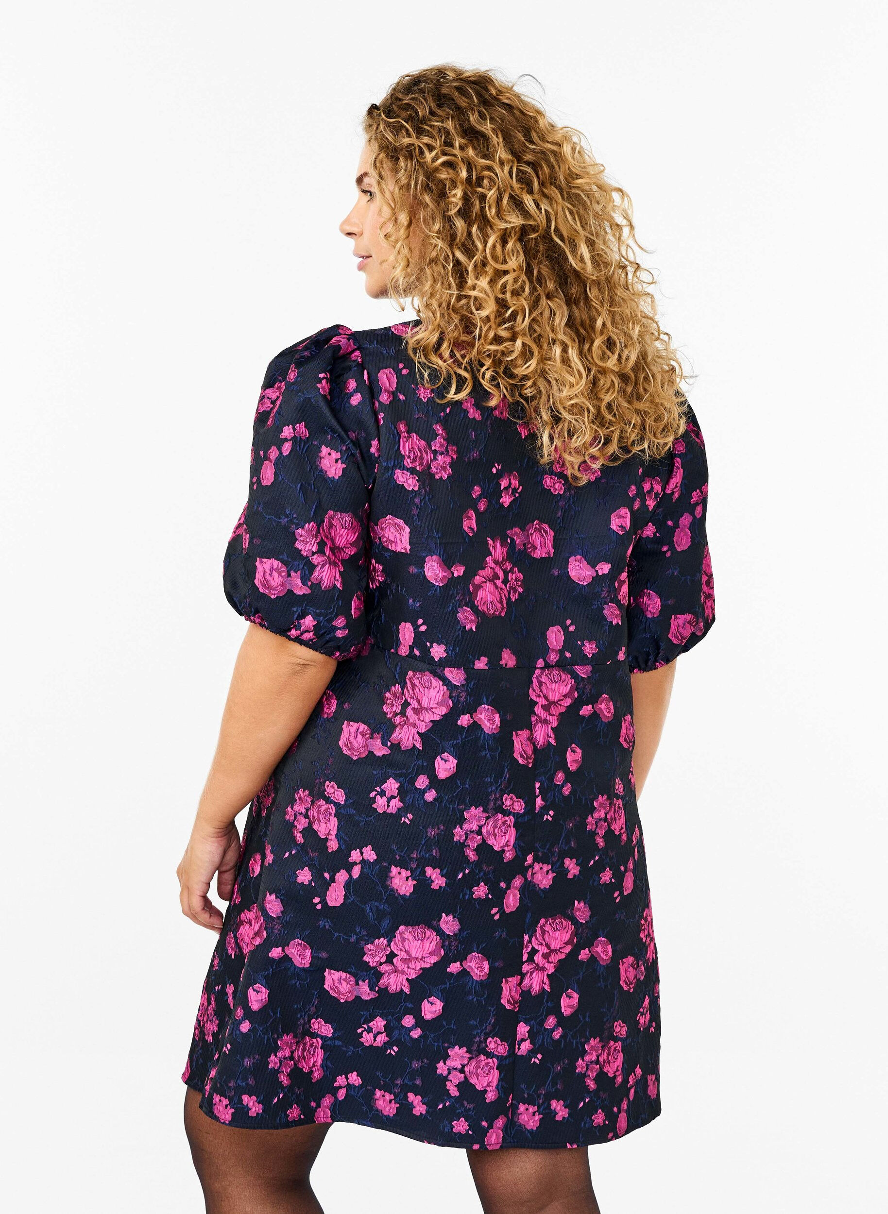 Zizzi Robe portefeuille courte en jacquard, Black w. Red Rose, Model image number 1