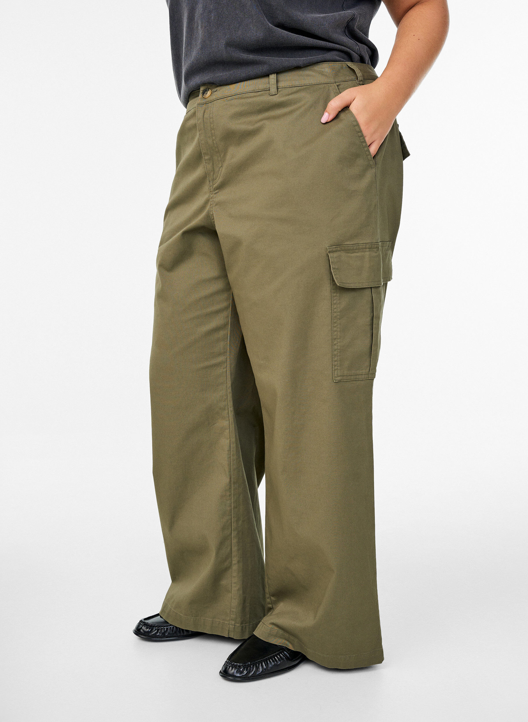 Zizzi Pantalon cargo large taille haute, Vert, Model image number 2
