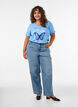 T-shirt en coton avec imprim&eacute; sur le devant et col en V, Bleu Clair, Model image number 1