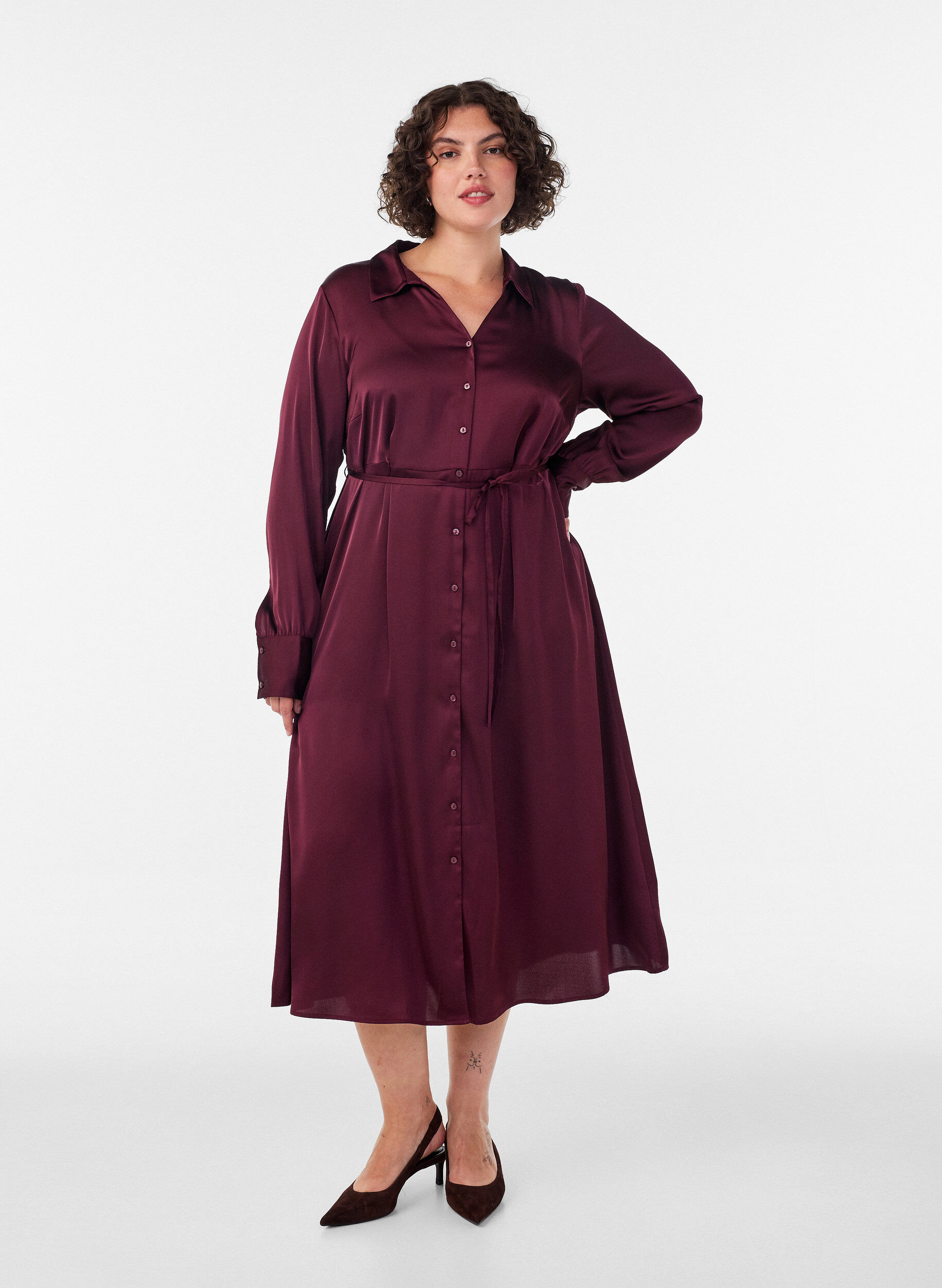 Robe chemise en satin avec une ceinture &agrave; nouer, Bordeaux, Model