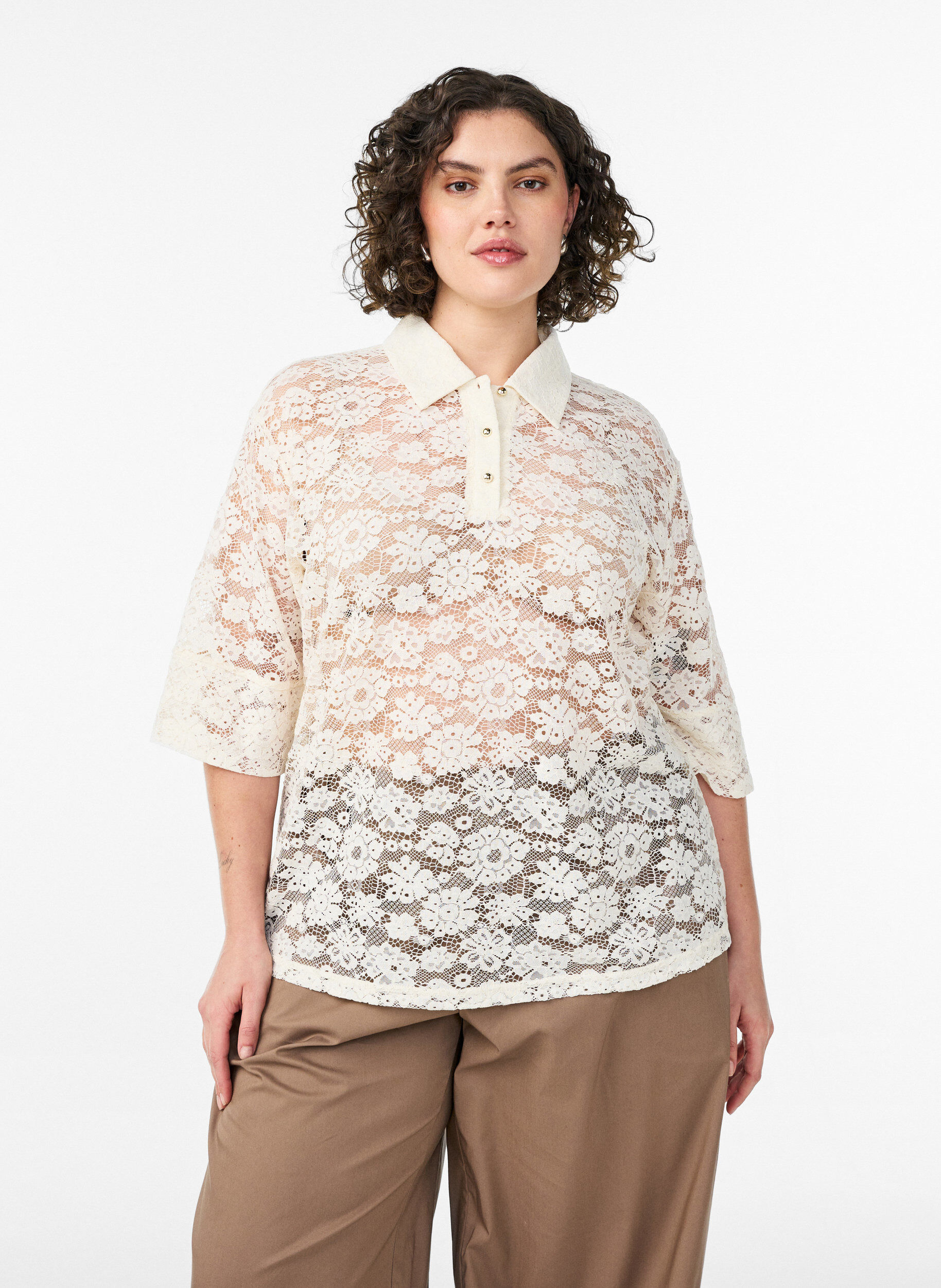 Blouse en dentelle avec col et manches 1/2, Vanille, Model