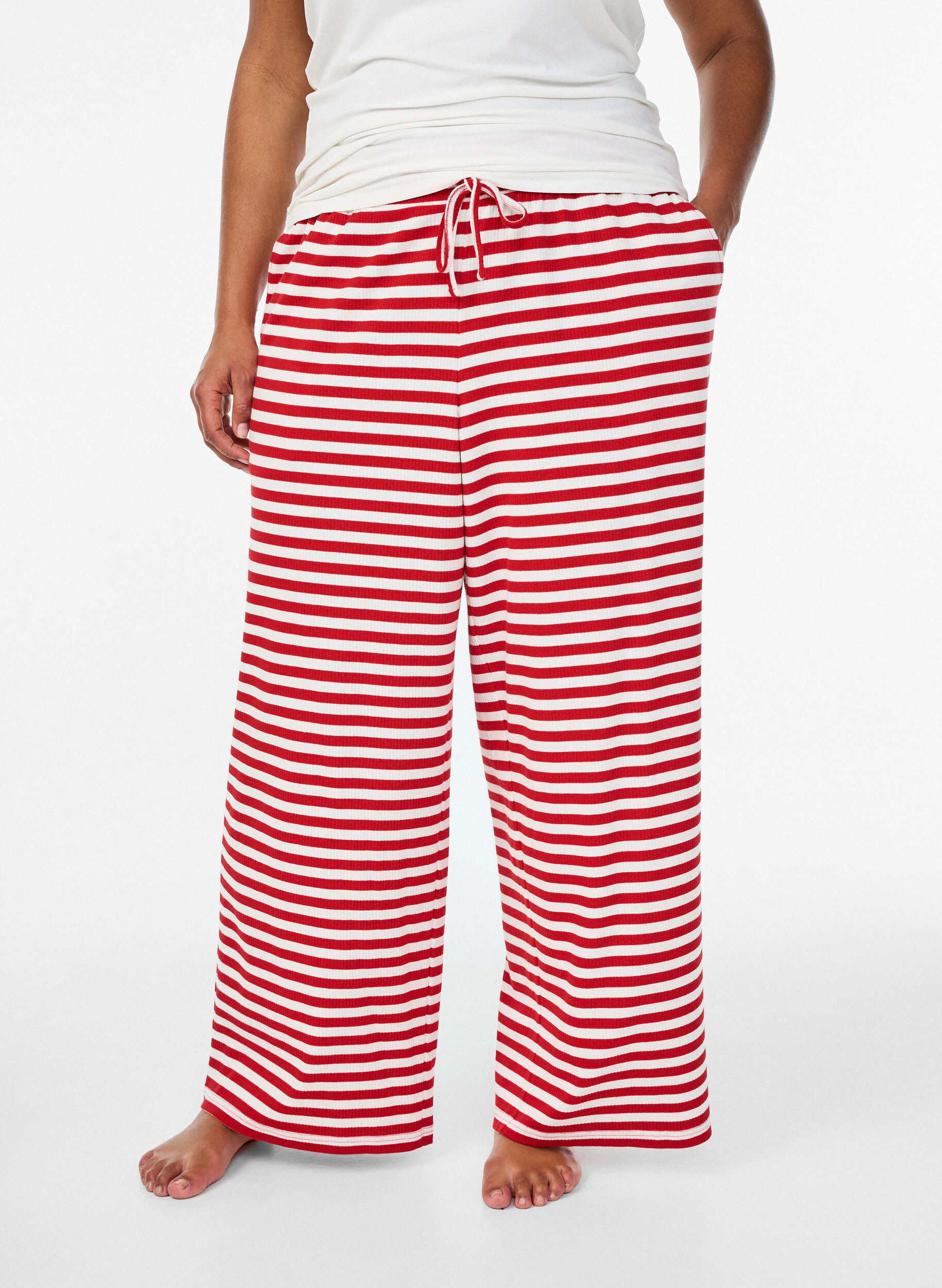 Zizzi Pantalon de pyjama ray&eacute; &agrave; taille haute et coupe ample, Rouge, Model image number 2