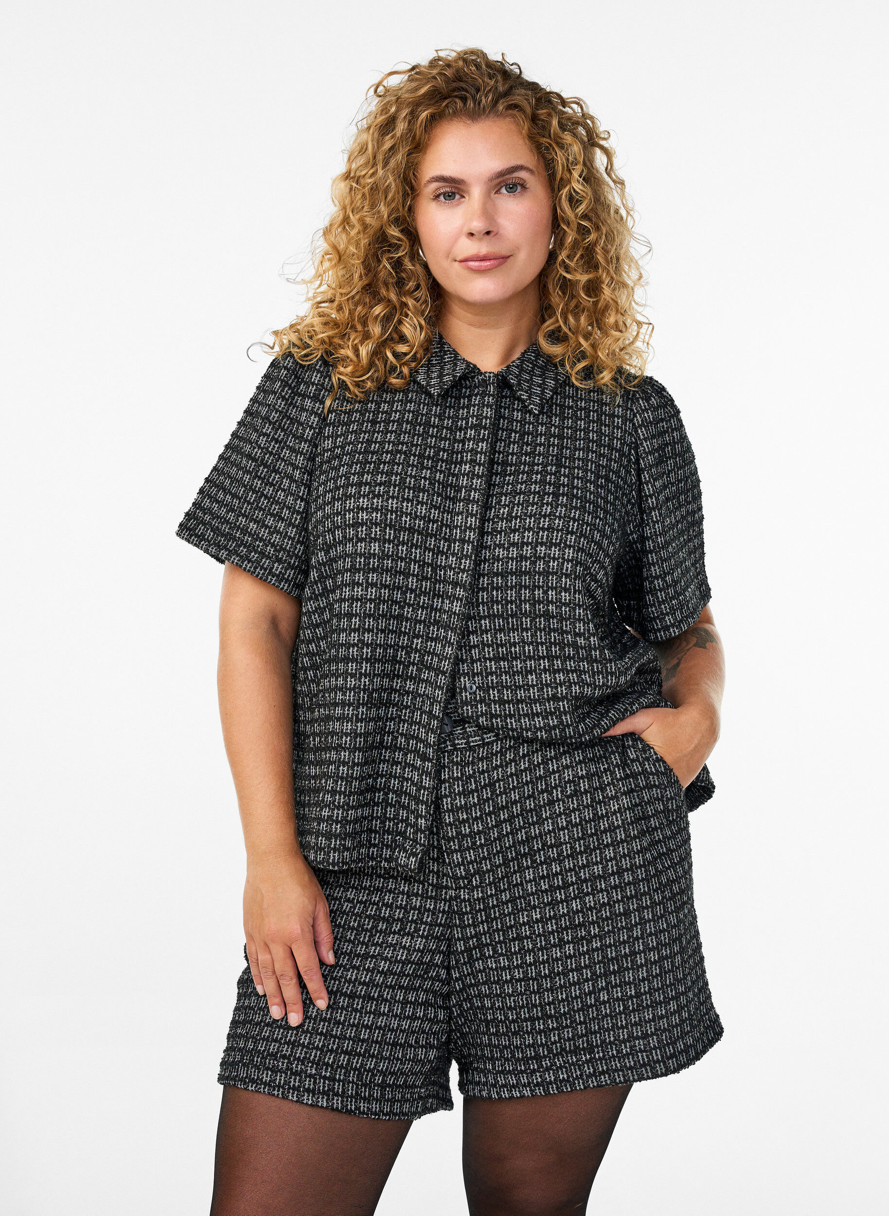 Short boucl&eacute; ample avec poches, Noir, Model