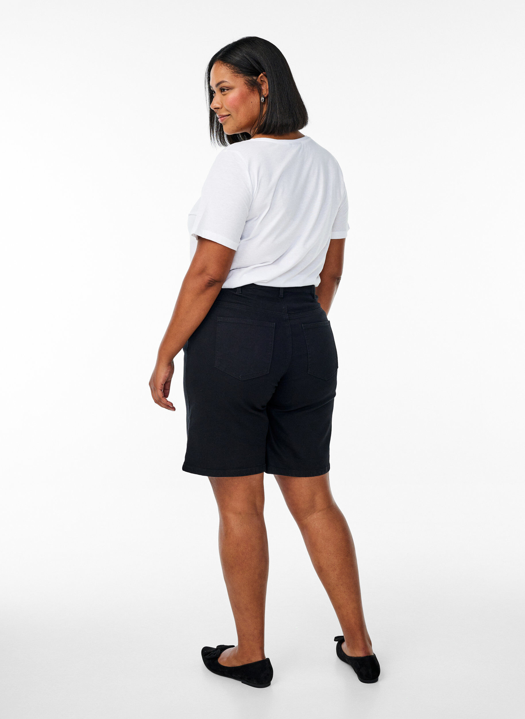 Zizzi FLASH - Short en jean ample &agrave; taille haute, Noir, Model image number 2