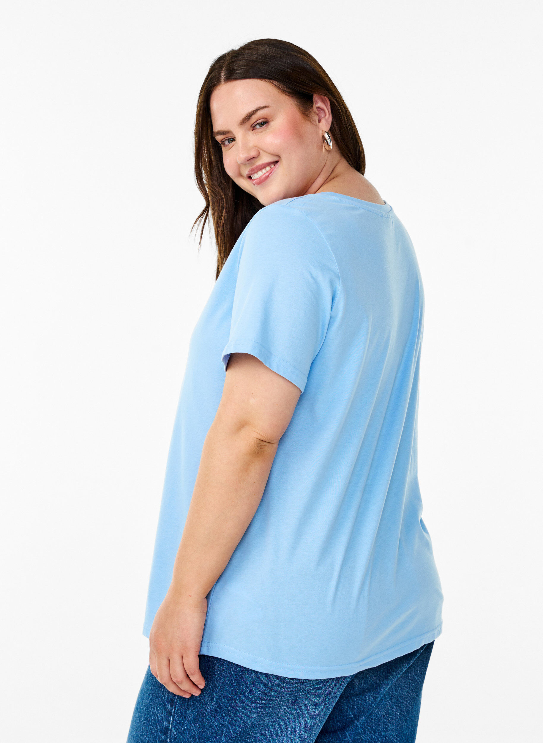 Zizzi T-shirt &agrave; manches courtes avec col en V, Bleu Clair, Model image number 2