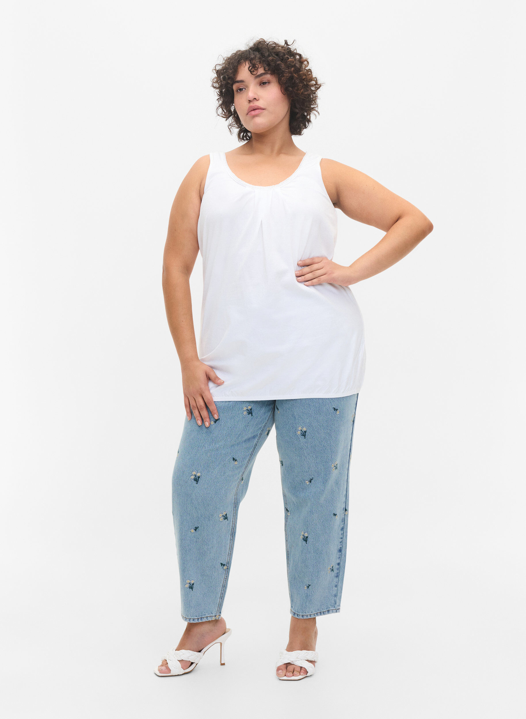 Zizzi Haut en coton &agrave; col rond et bord en dentelle, Bright White, Model image number 2