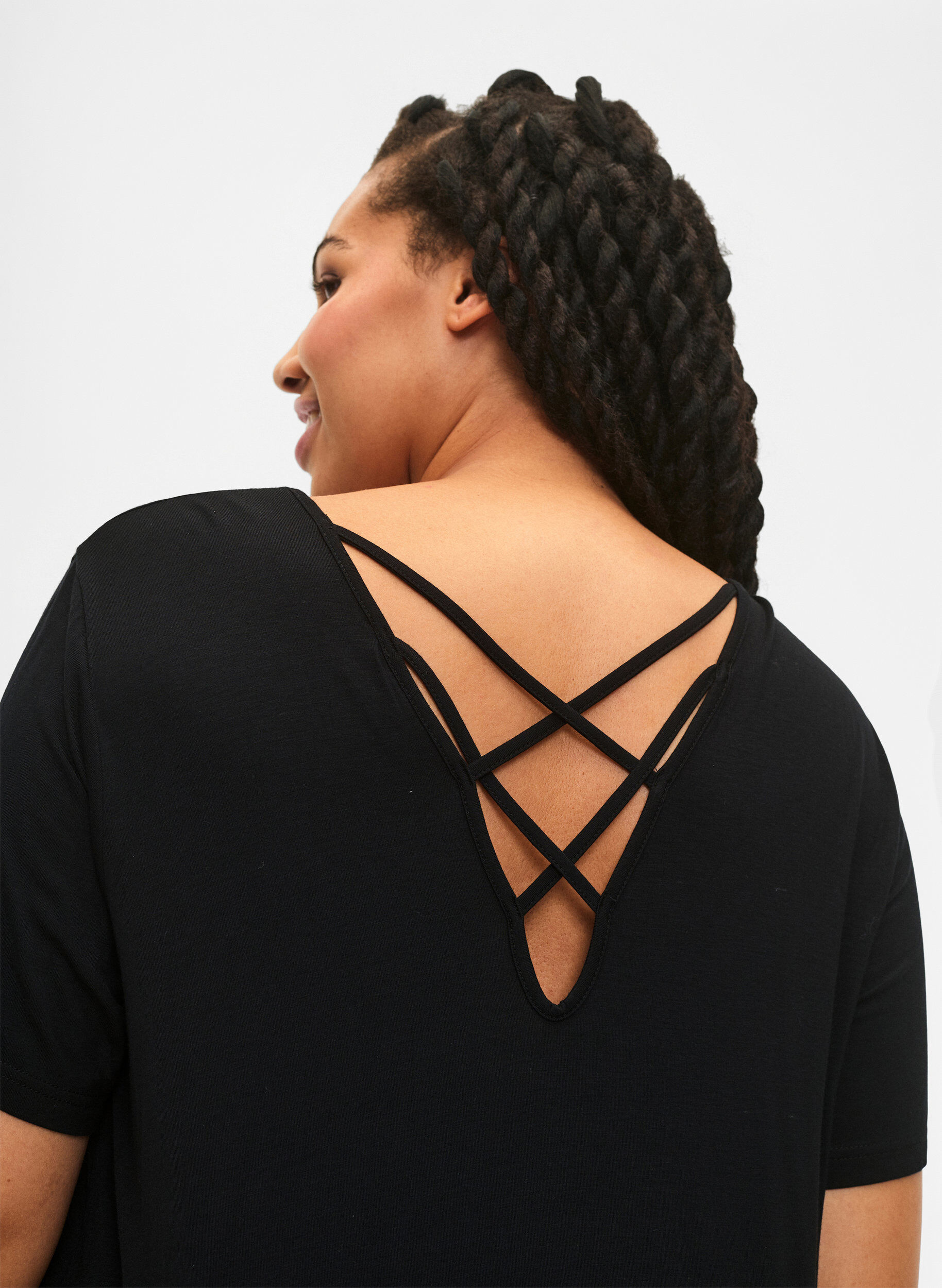 Zizzi Robe en viscose &agrave; manches courtes avec d&eacute;tail au dos, Noir, Model image number 3