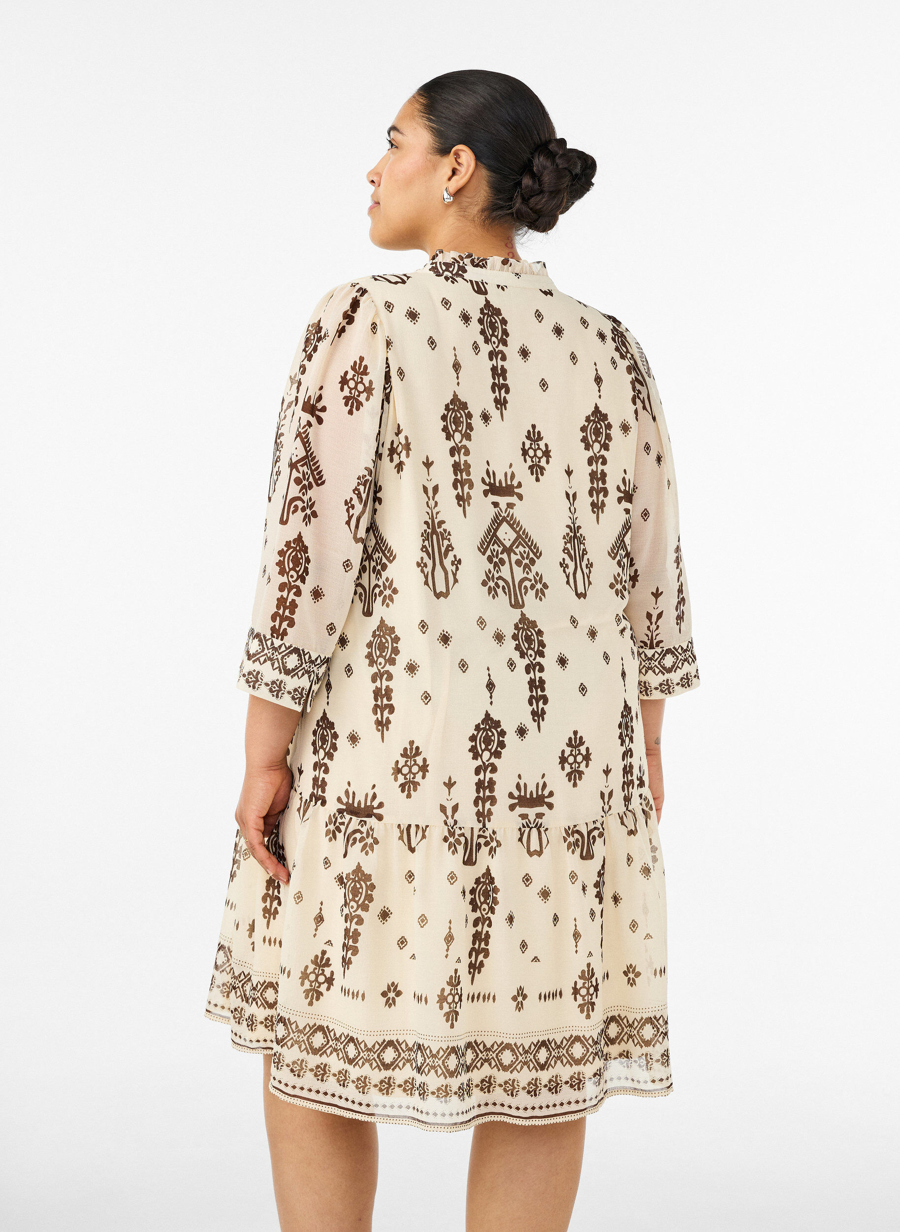 ZizziRobe avec imprim&eacute; ornemental et col &agrave; volants, Beige, Model image number 2