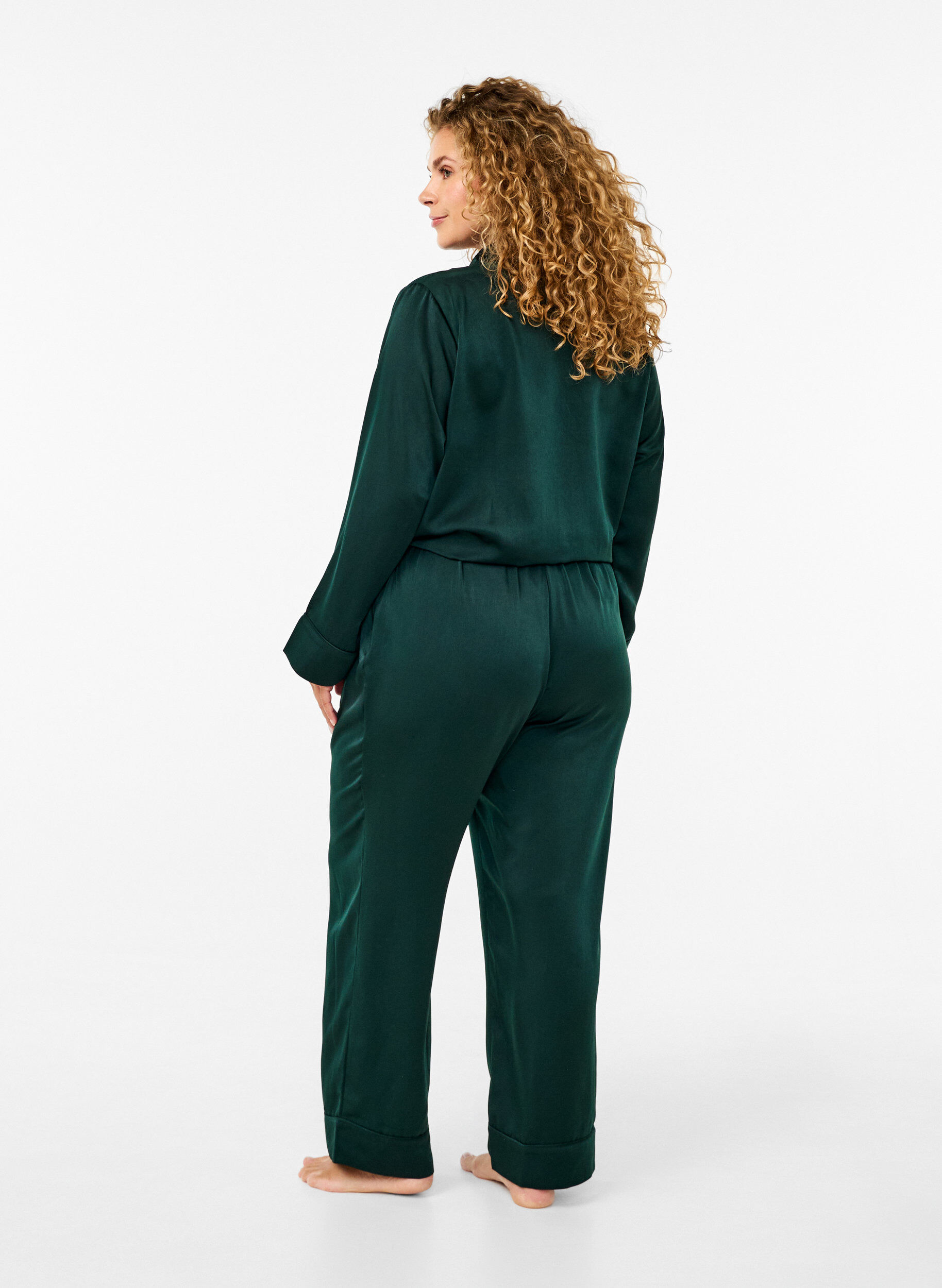 Zizzi Pantalon de pyjama en satin avec taille &eacute;lastiqu&eacute;e, Scarab, Model image number 1