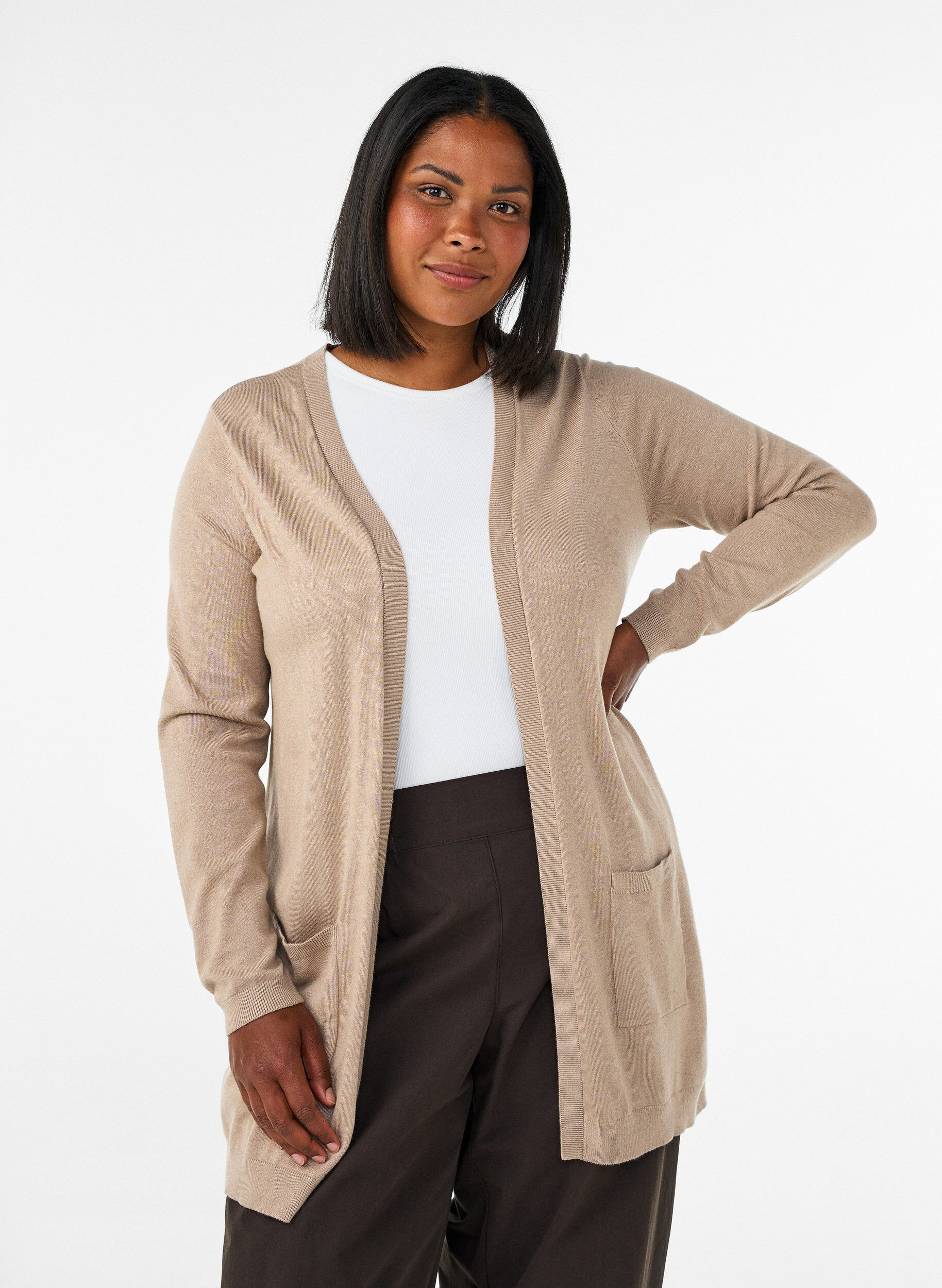 Long cardigan tricot&eacute; dans un m&eacute;lange de viscose, Beige, Model