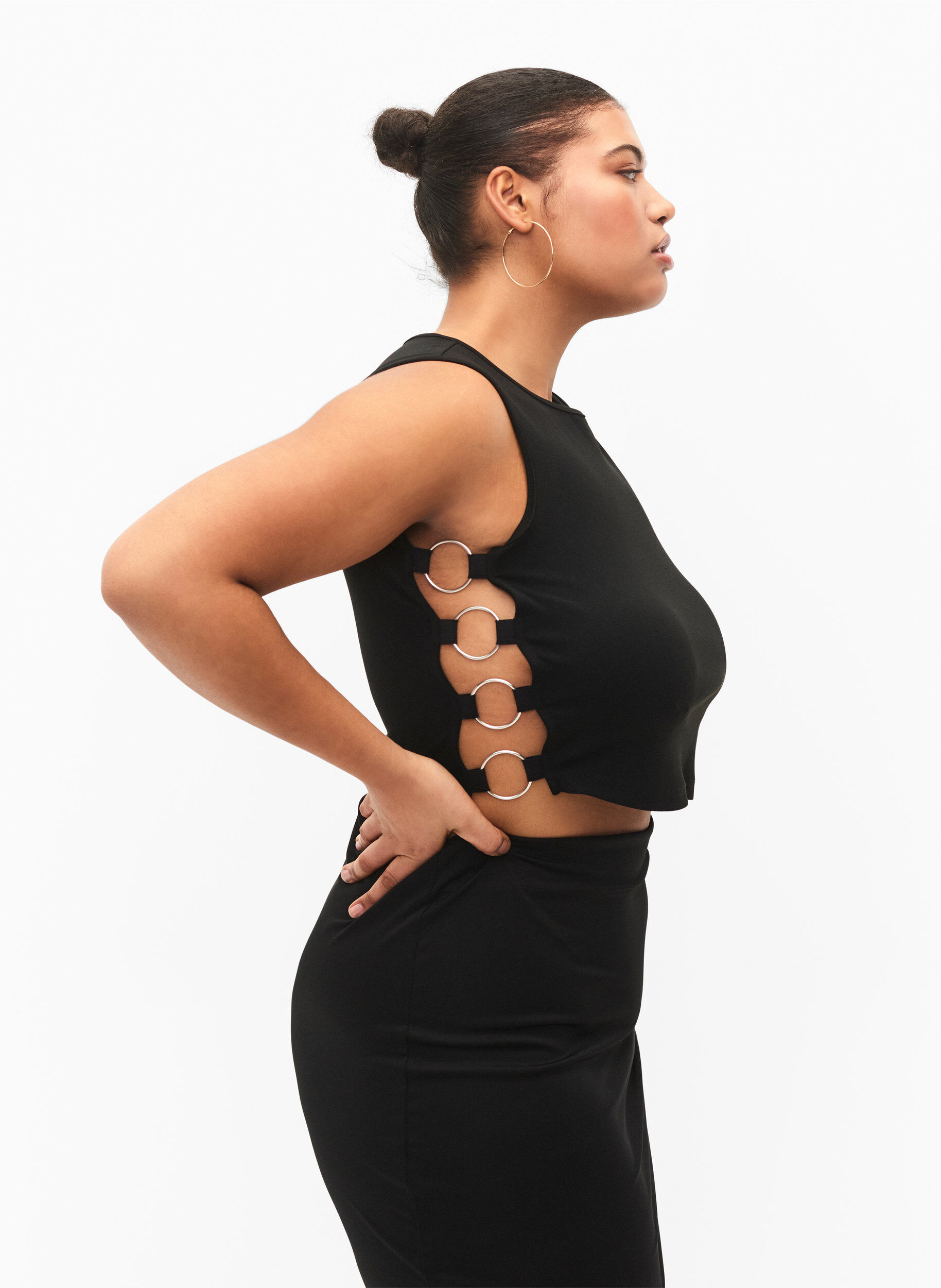 Zizzi Haut court avec d&eacute;tails ouverts sur les c&ocirc;t&eacute;s, Black, Model image number 2