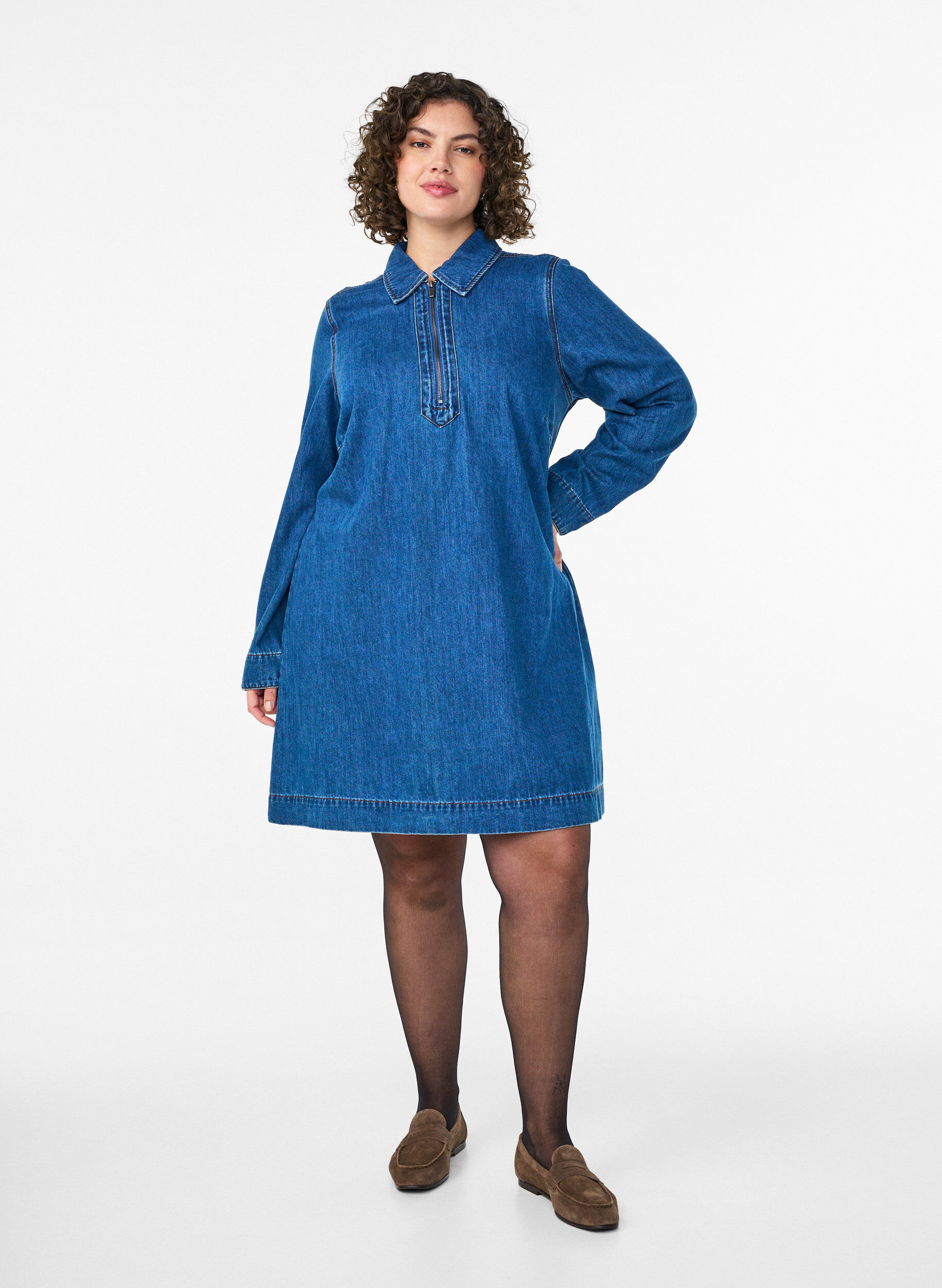 Zizzi Robe courte en jean avec d&eacute;tail zipp&eacute; et col, Bleu, Model image number 1
