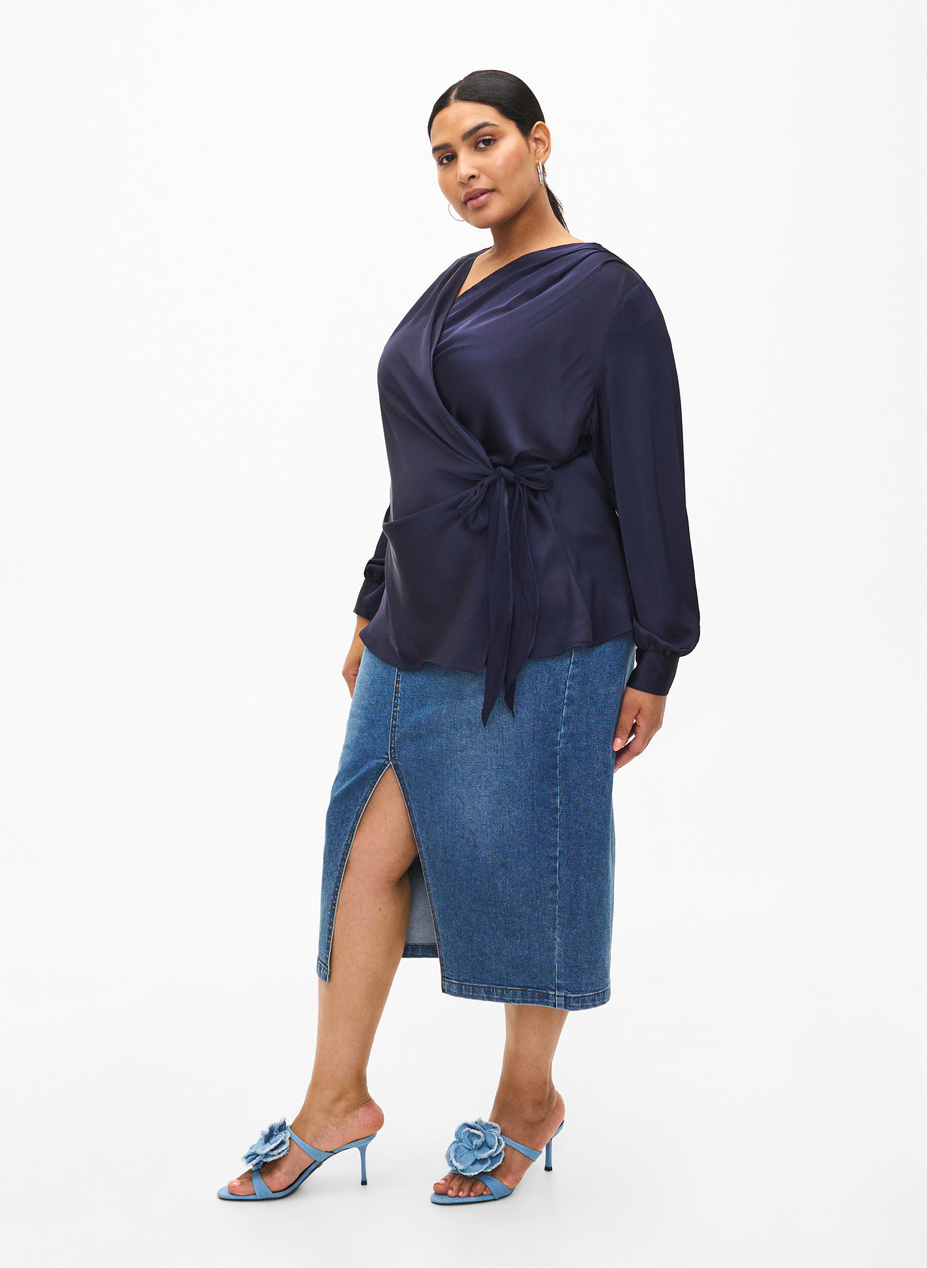 Zizzi Chemisier de f&ecirc;te en satin avec &eacute;charpe, Night Sky, Model image number 2