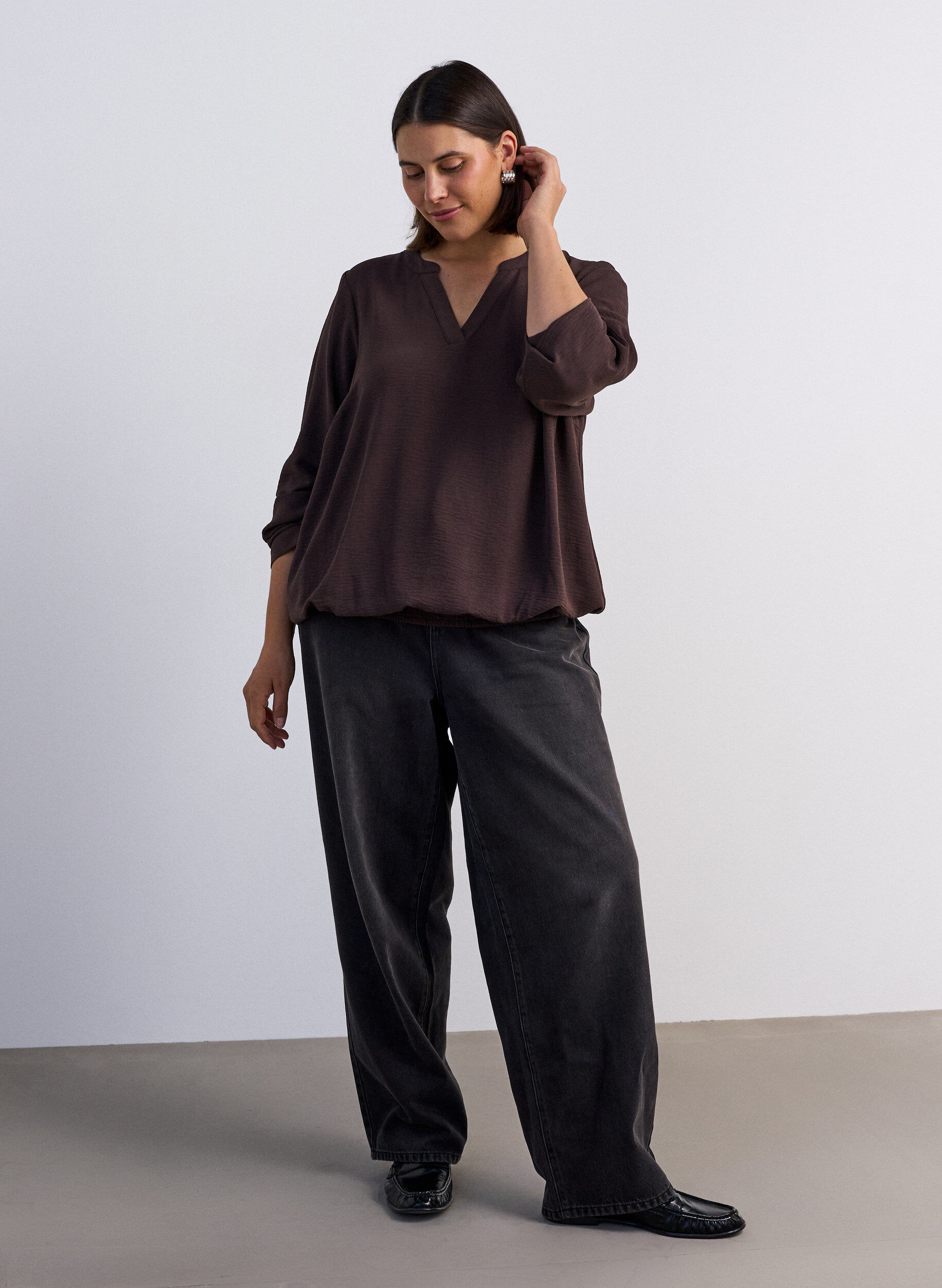 ZizziBlouse &agrave; la silhouette ballon avec col en V, Marron, Model image number 1