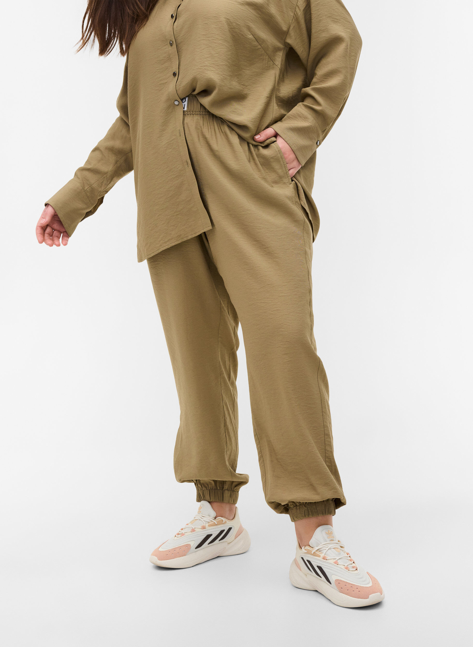Zizzi Pantalon ample en viscose avec bord &eacute;lastiqu&eacute; et poches, Timber Wolf, Model image number 3