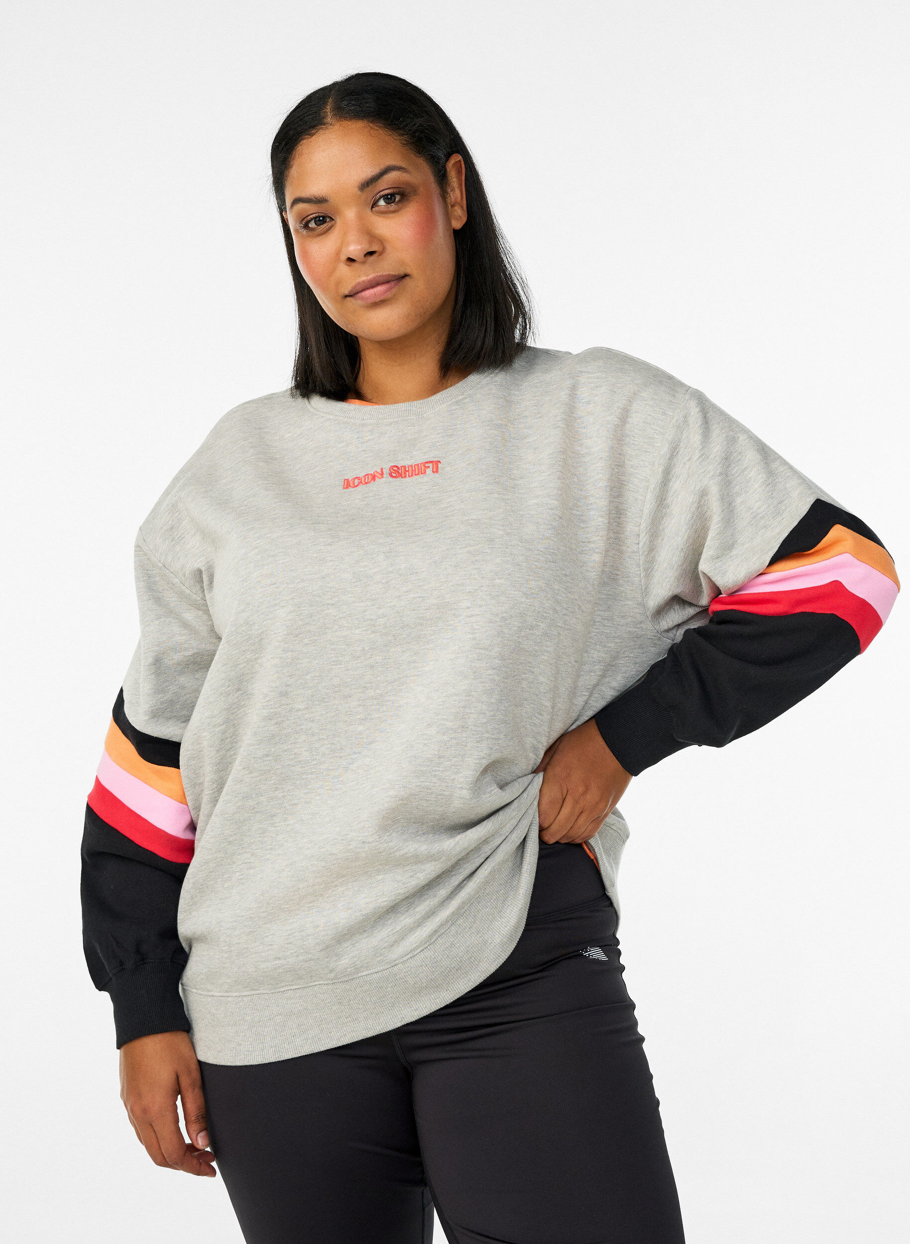 Zizzi Sweat ample avec d&eacute;tails contrastants sur les manches, Gris clair, Model image number 0