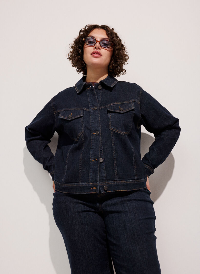 Denim fonc&eacute; avec du caract&egrave;re, , Model