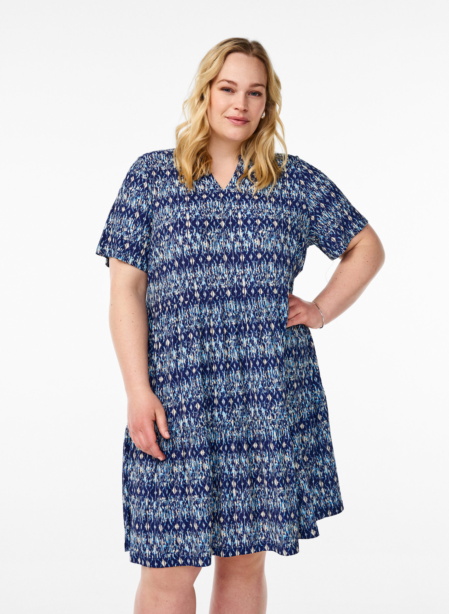 Robe &agrave; motifs avec empi&egrave;cements, Bleu, Model