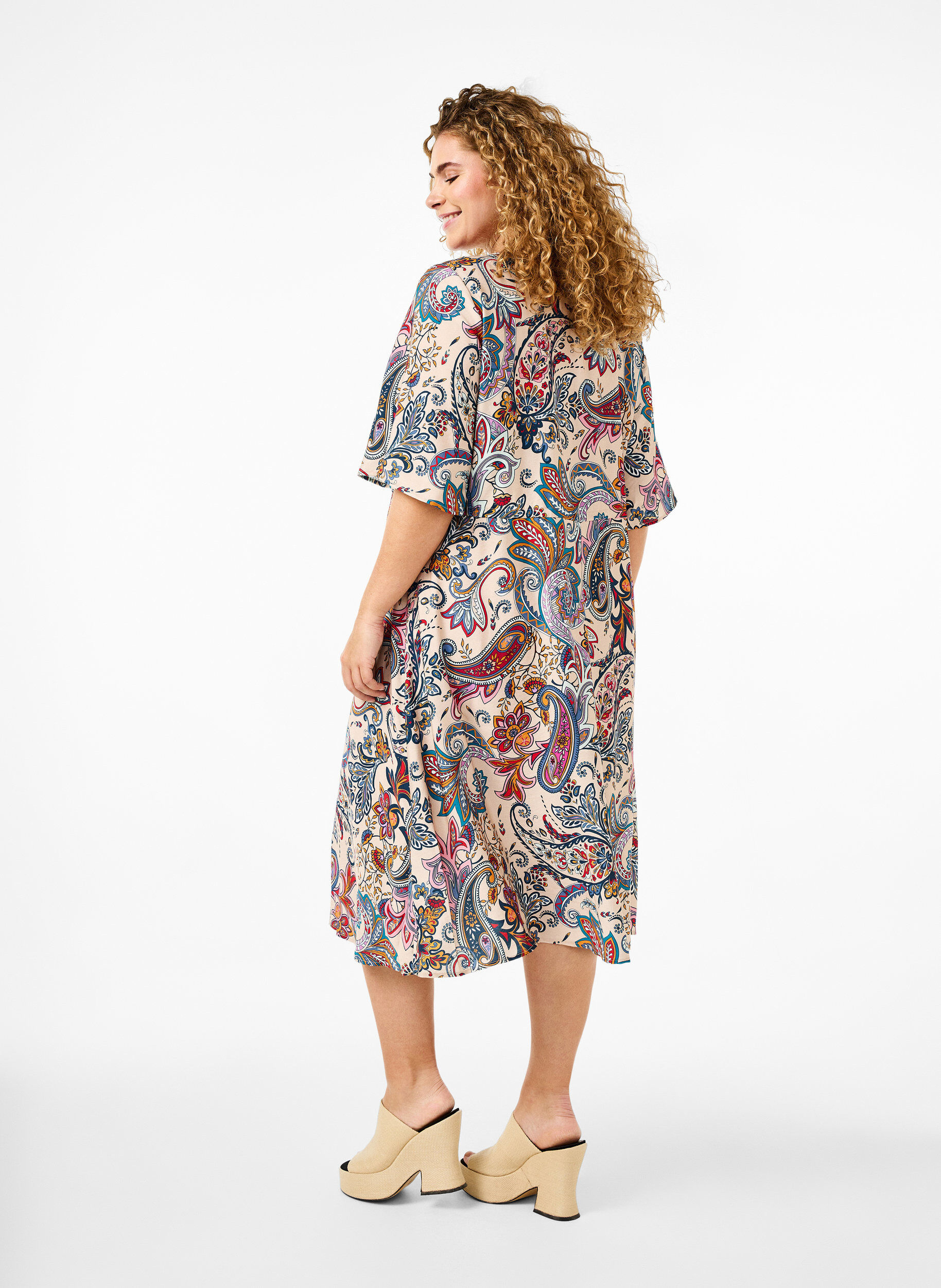 Zizzi Robe manches courtes en viscose avec imprim&eacute; paisley, Sand Do. Paisley AOP, Model image number 1