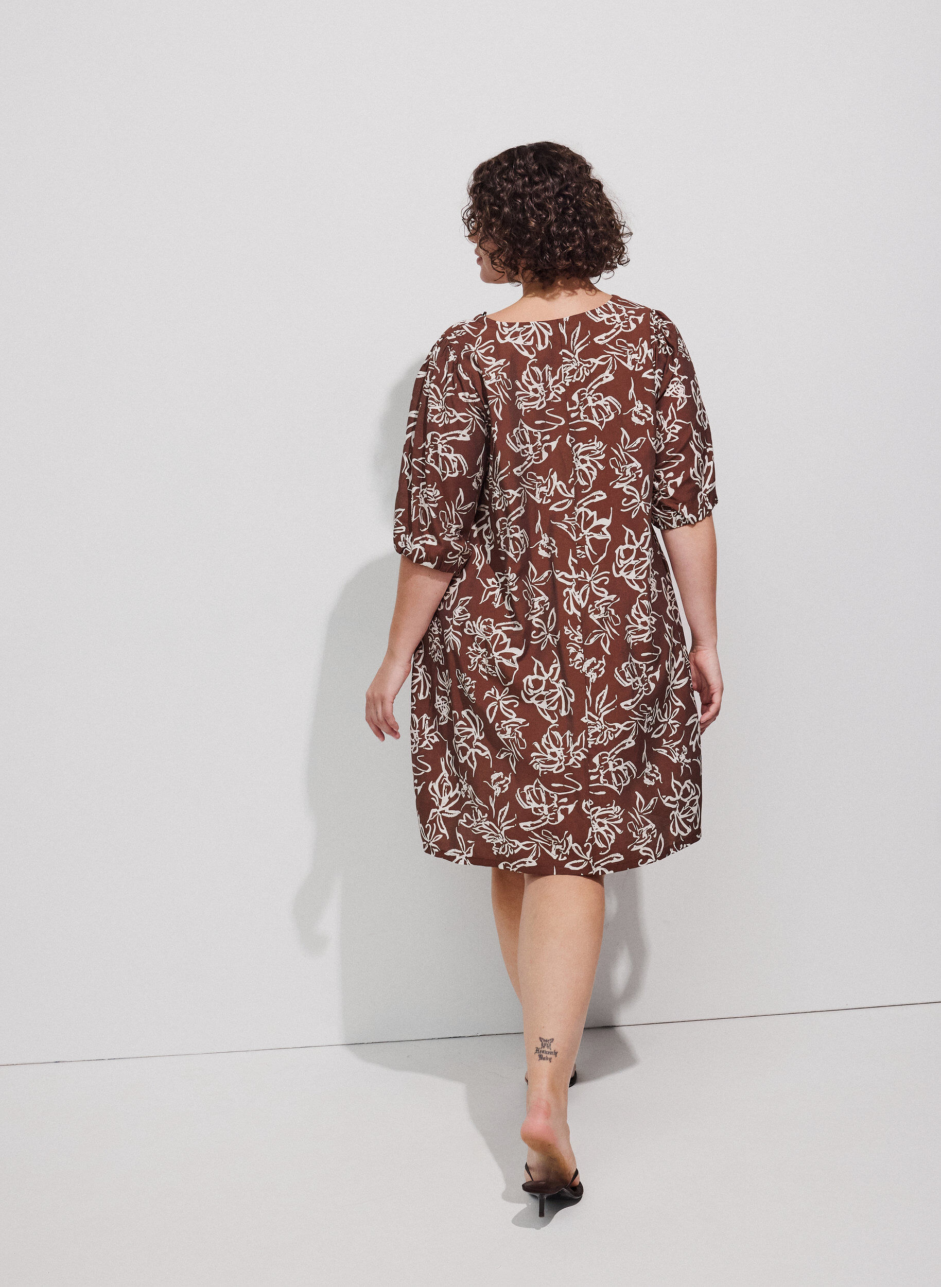 ZizziRobe courte coupe &eacute;vas&eacute;e avec col en V, Marron, Model image number 2
