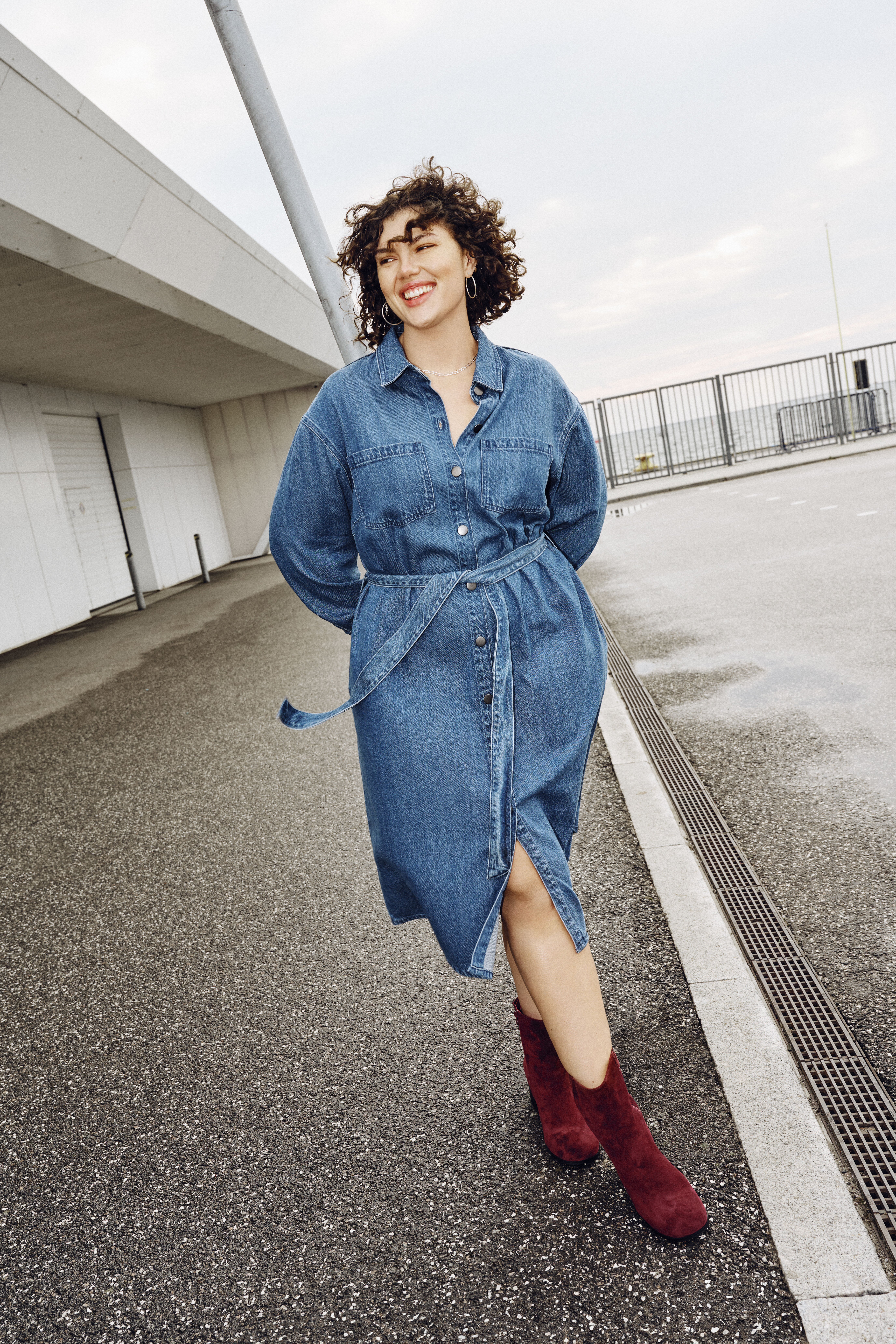 Zizzi Robe en jean avec lien &agrave; nouer, , Model