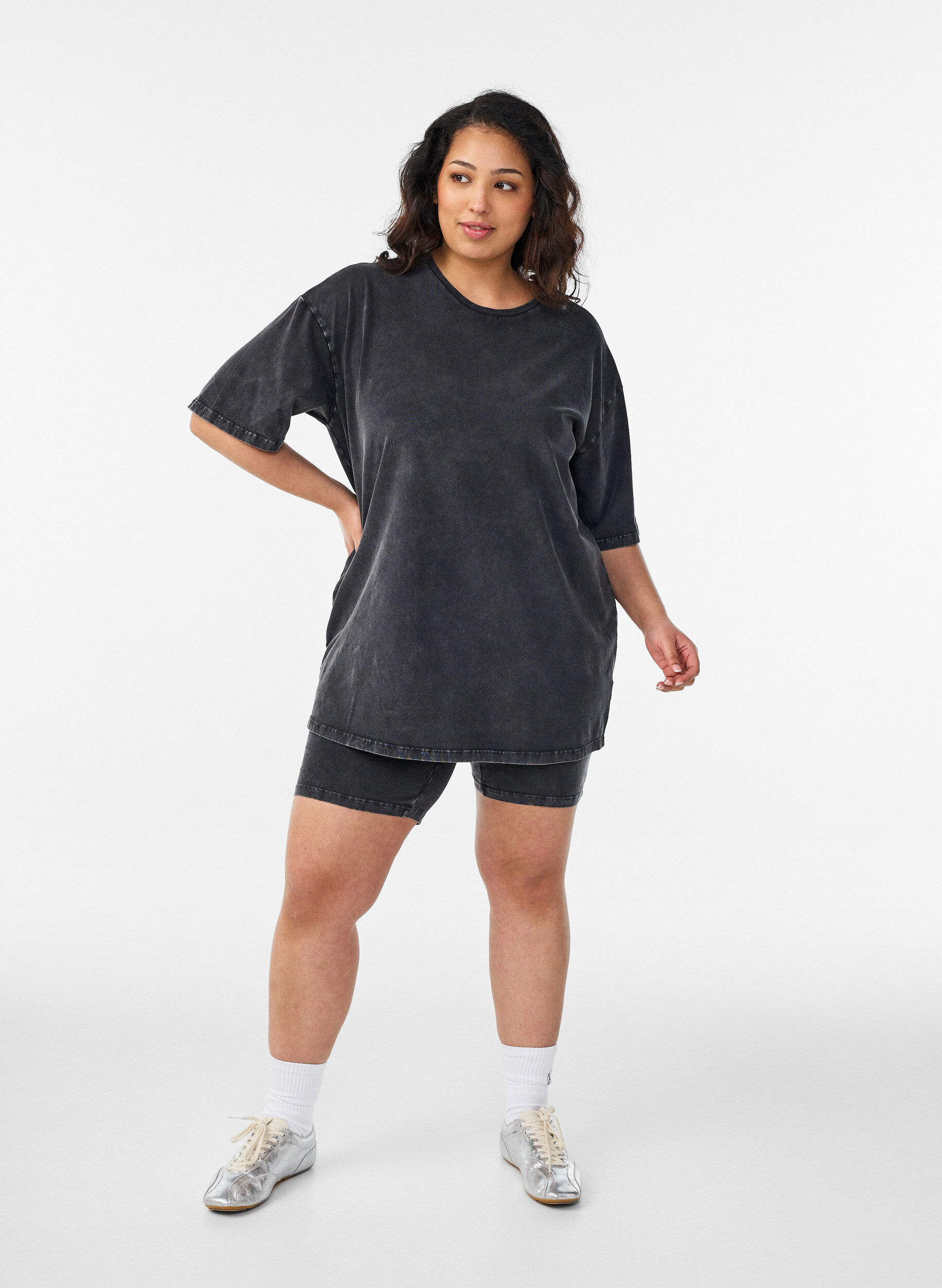 Zizzi T-shirt sportif en coton avec effet d&eacute;lav&eacute;, Noir, Model image number 1