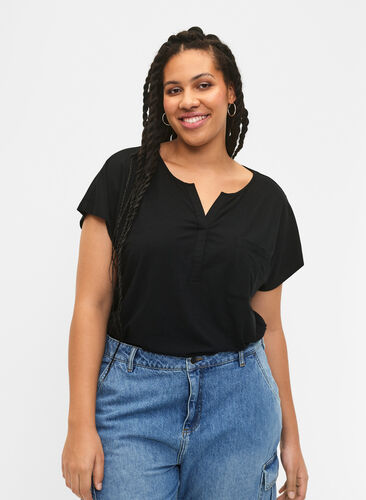 T-shirt à col en V avec poche sur la poitrine, Black, Model image number 0