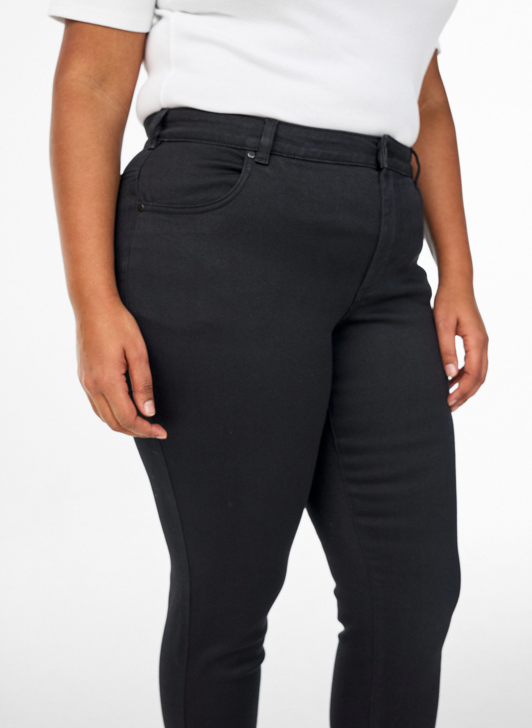 Zizzi Emily jeans slim fit taille normale, Noir, Model image number 2